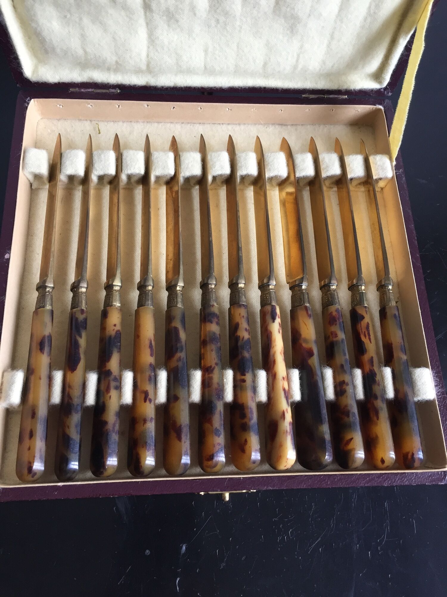 Dessert service of 12 horn and vermeil knives