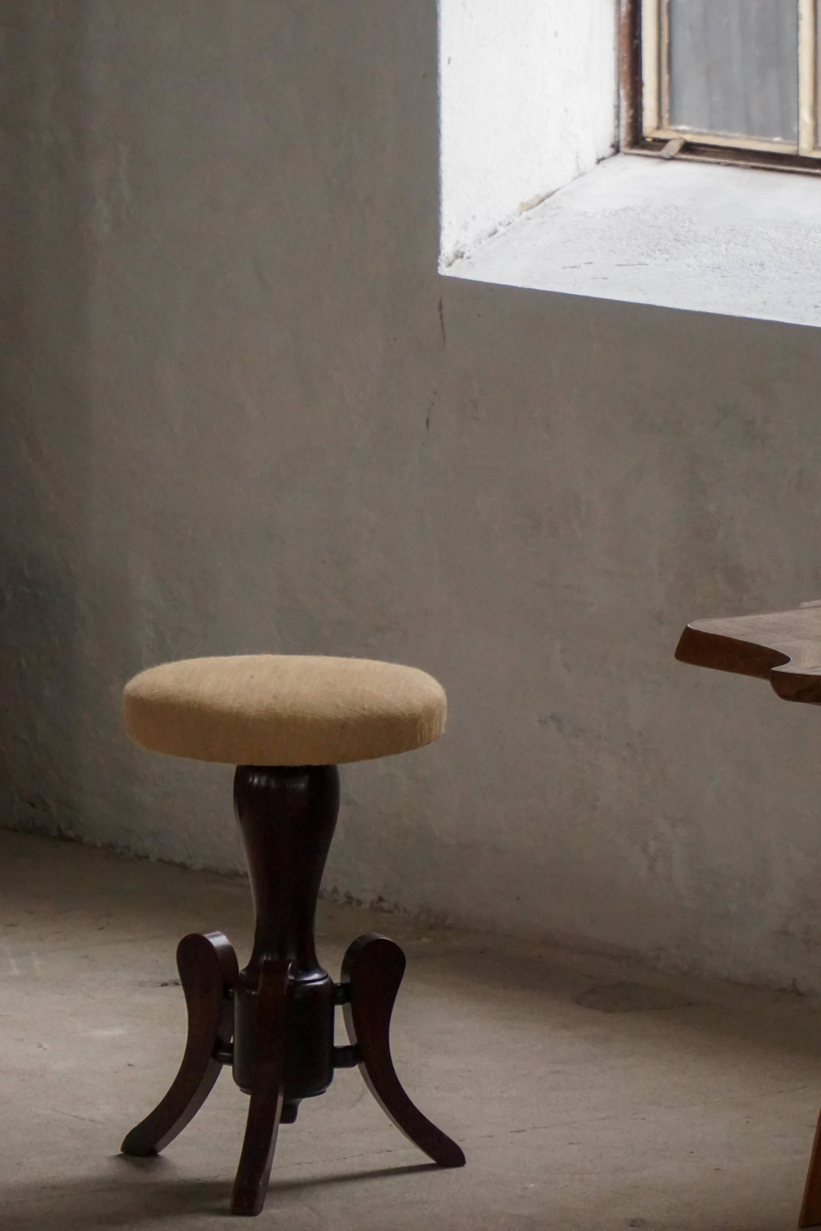 Adjustable Victorian-style piano stool with a jute fabric seat, early 20th century.