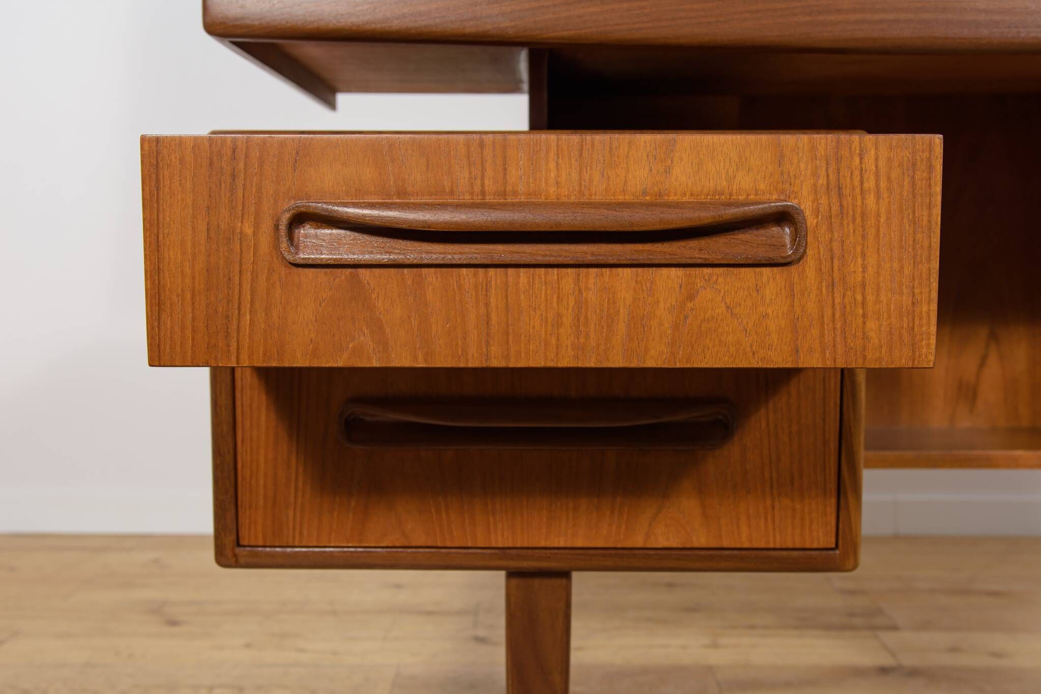 Table de maquillage en teck du milieu du siècle par Victor Wilkins pour G-Plan, Royaume-Uni, années 1960.