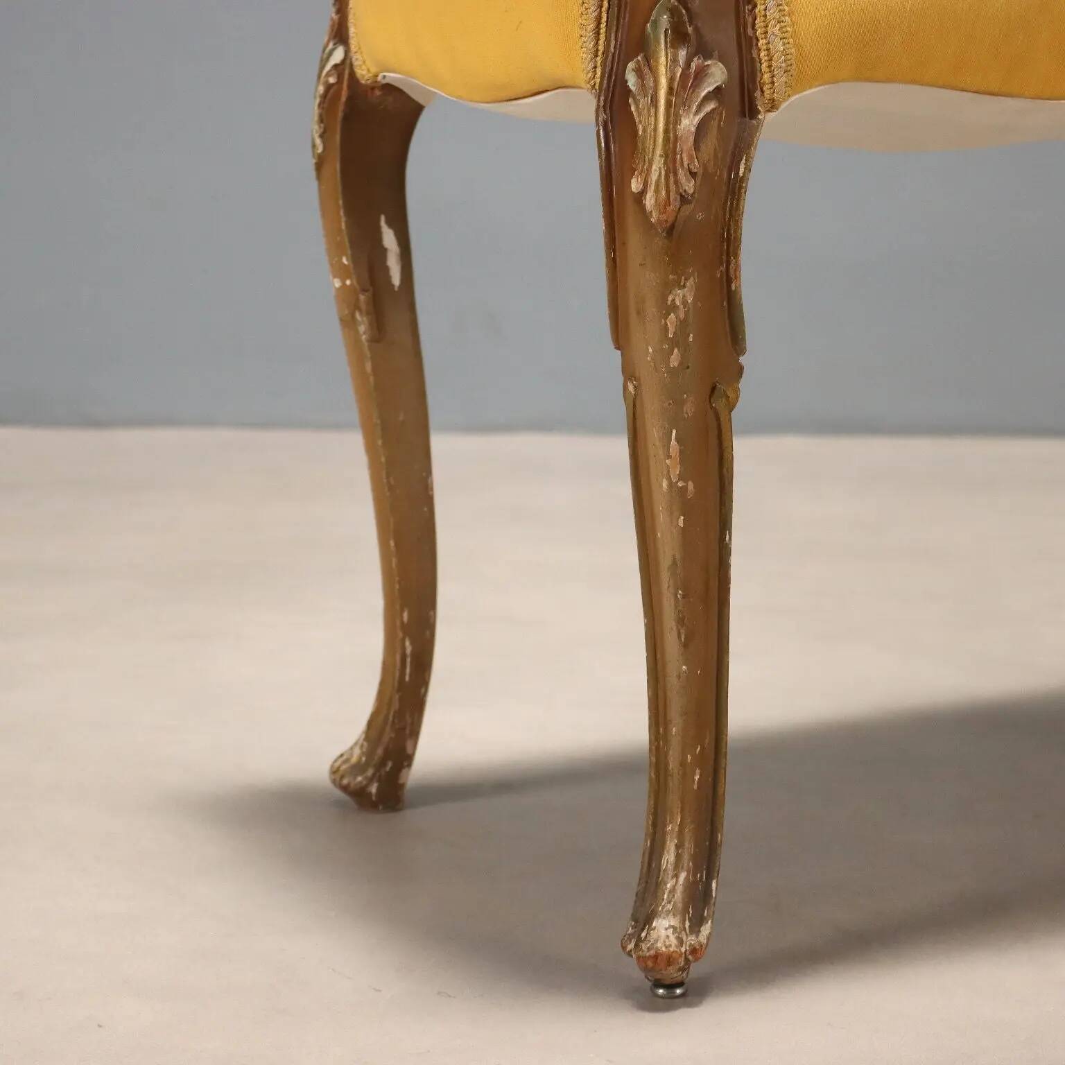Banc ancien style baroque en bois sculpté et tissu, XXe siècle