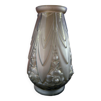 Large etaleune vase in pressed glass with floral decoration