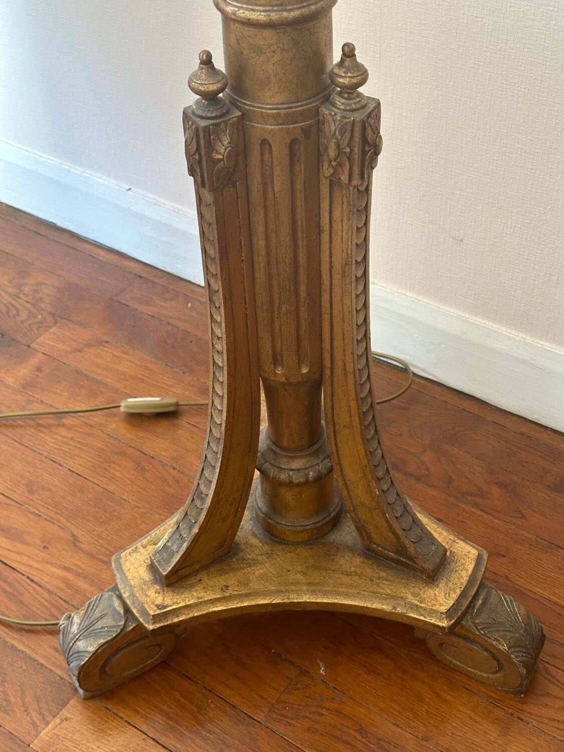 Lampadaire en bois doré Style Louis XVI