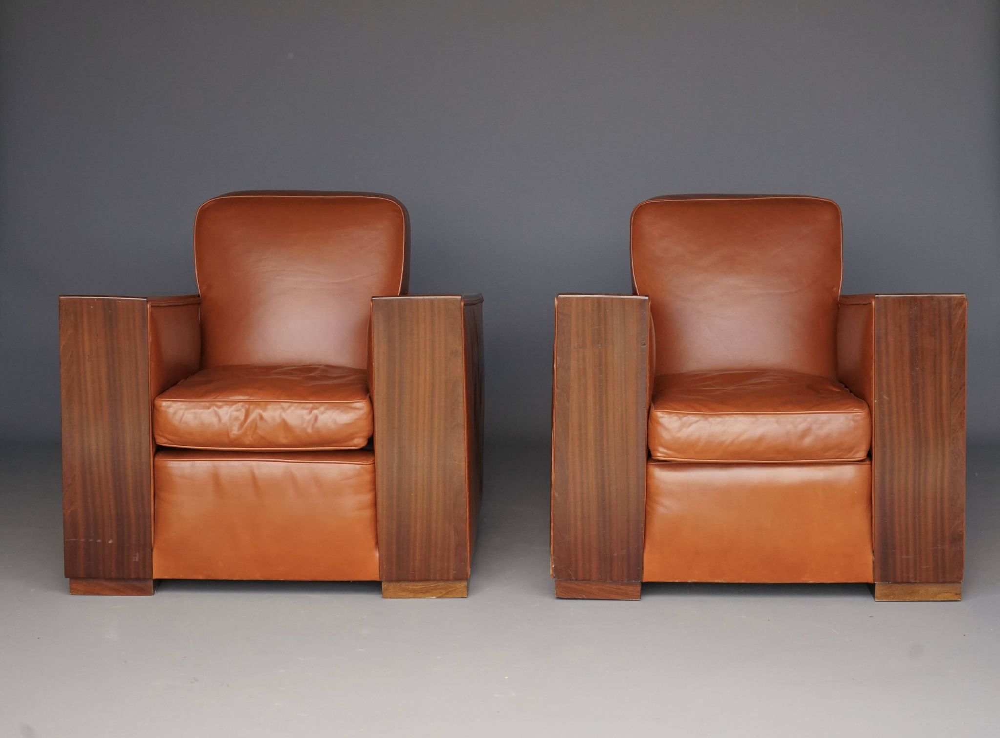 Paire de fauteuils en cuir Art Déco. Années 1940.