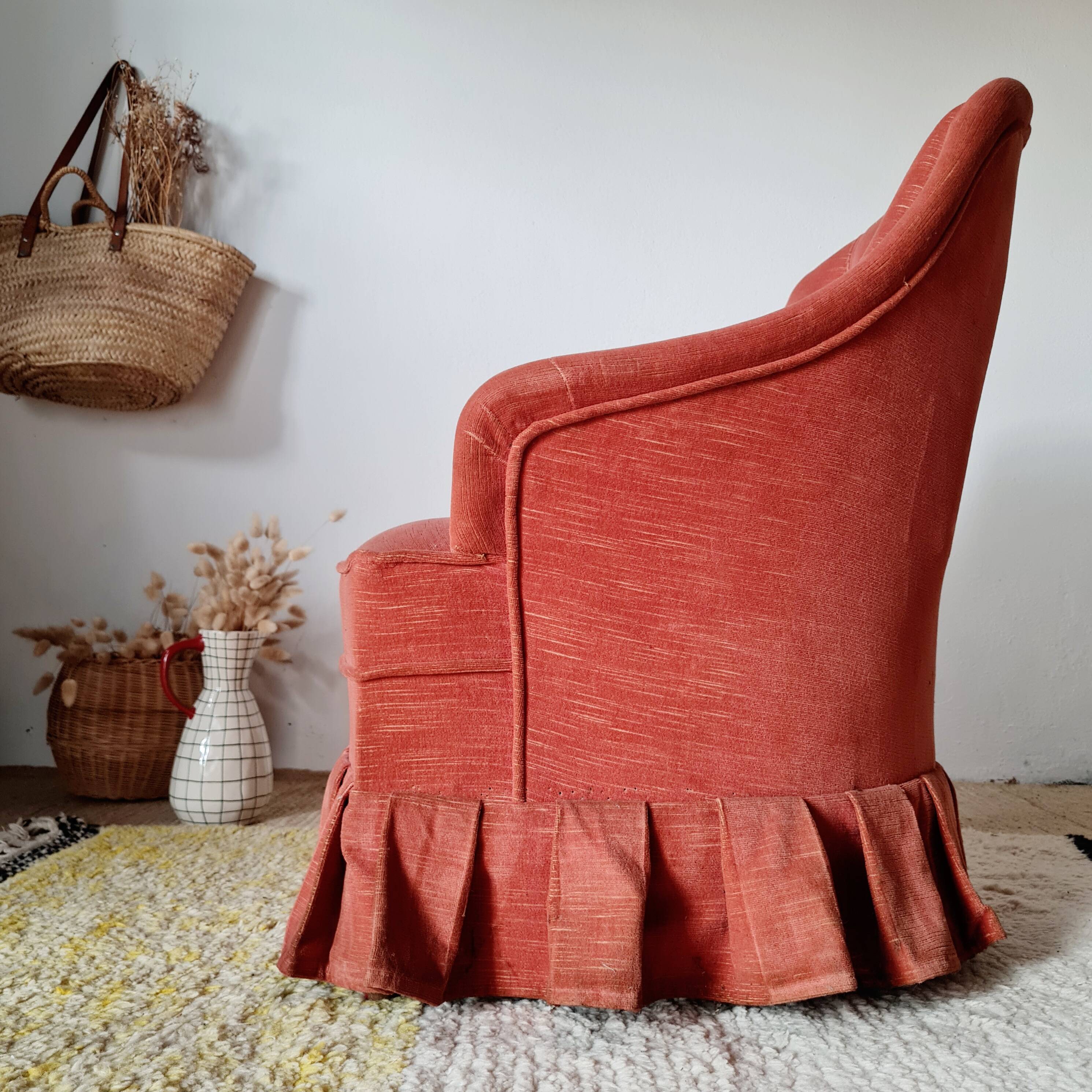Fauteuil crapaud en velours rouge - jupe