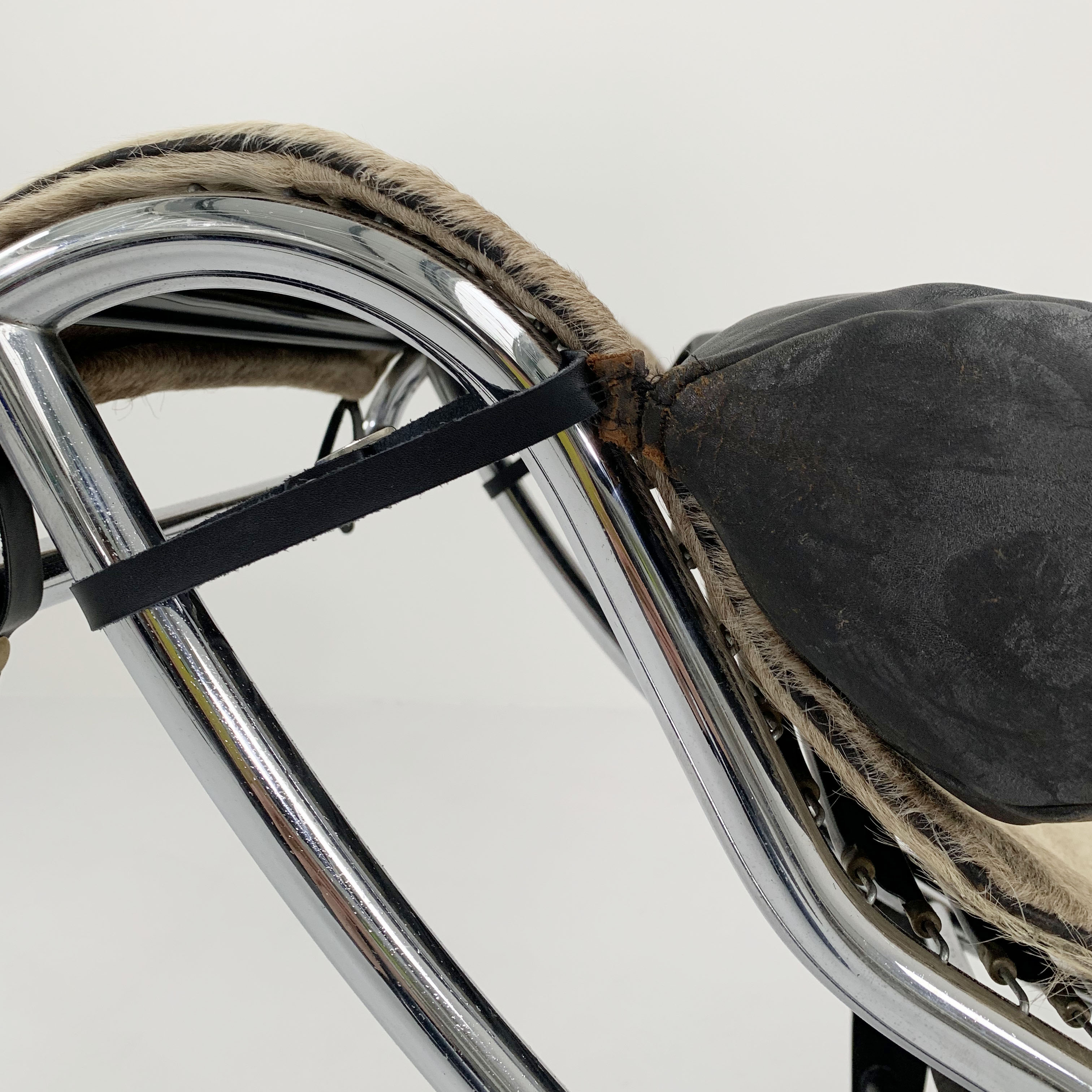 LC4 pony skin chaise longue Serial number 396 by Le Corbusier for Cassina, 1960