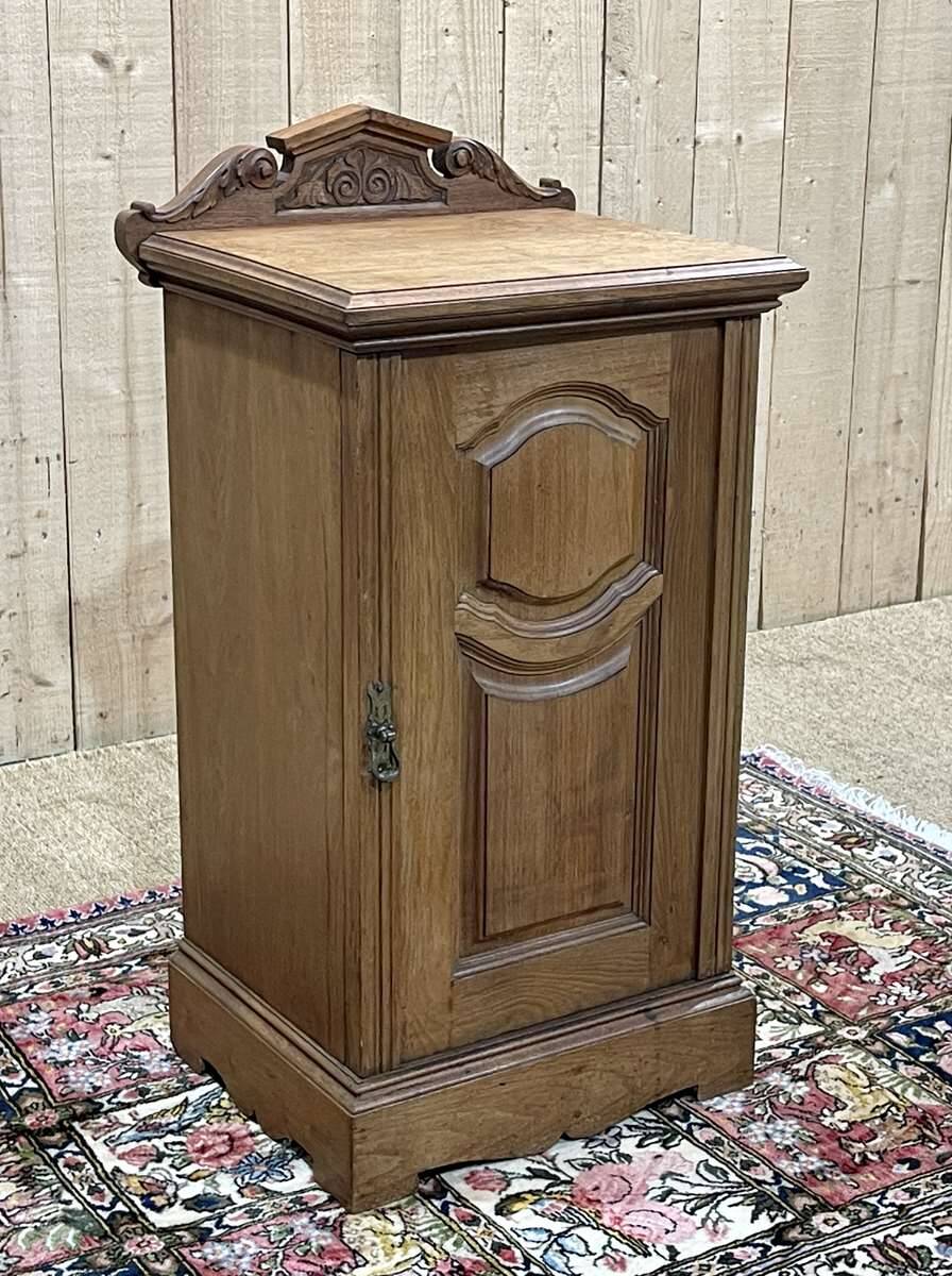 English bedside table in blonde mahogany from the early 20th century.