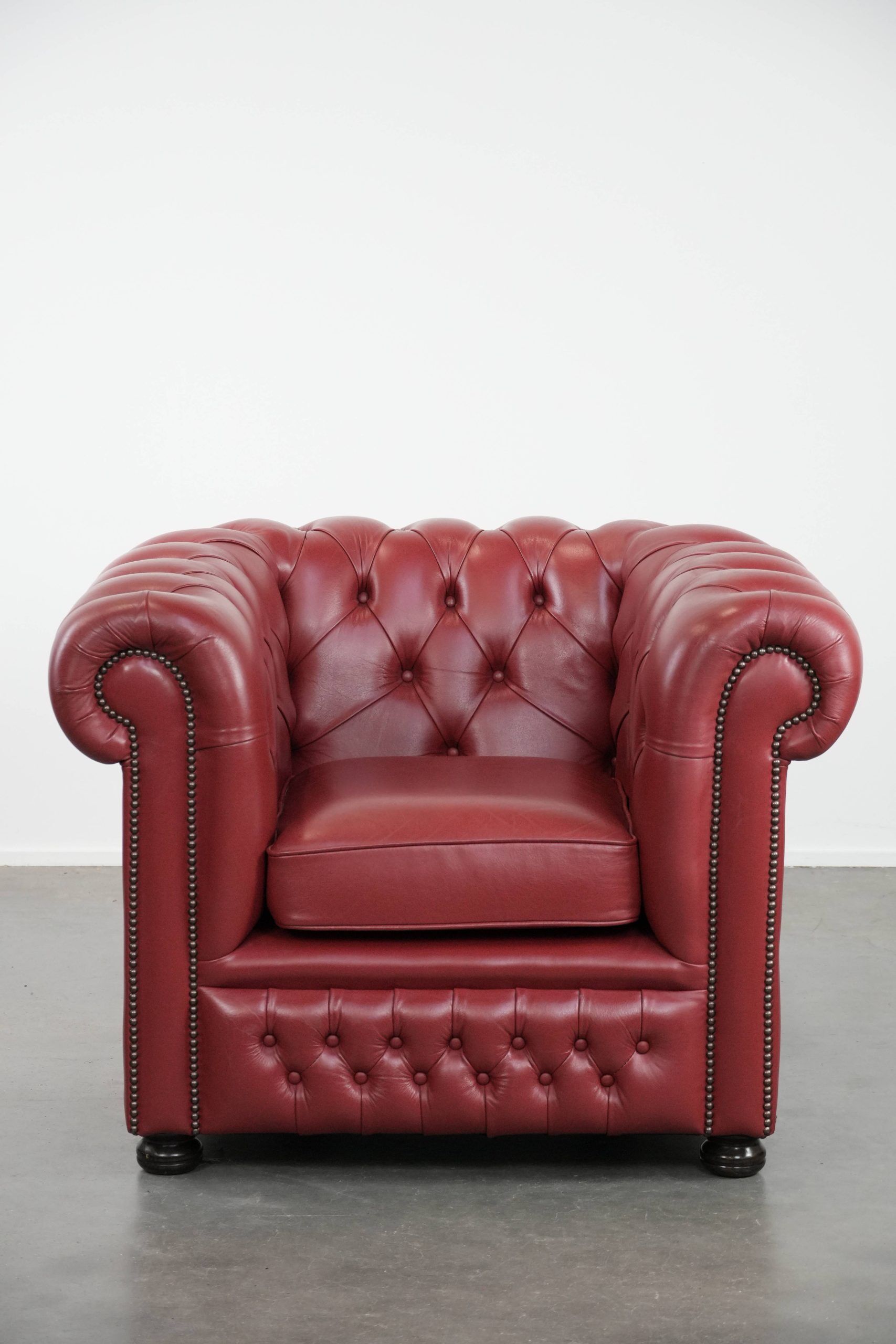 Amazing English cowhide Chesterfield armchair in a stunning red colour