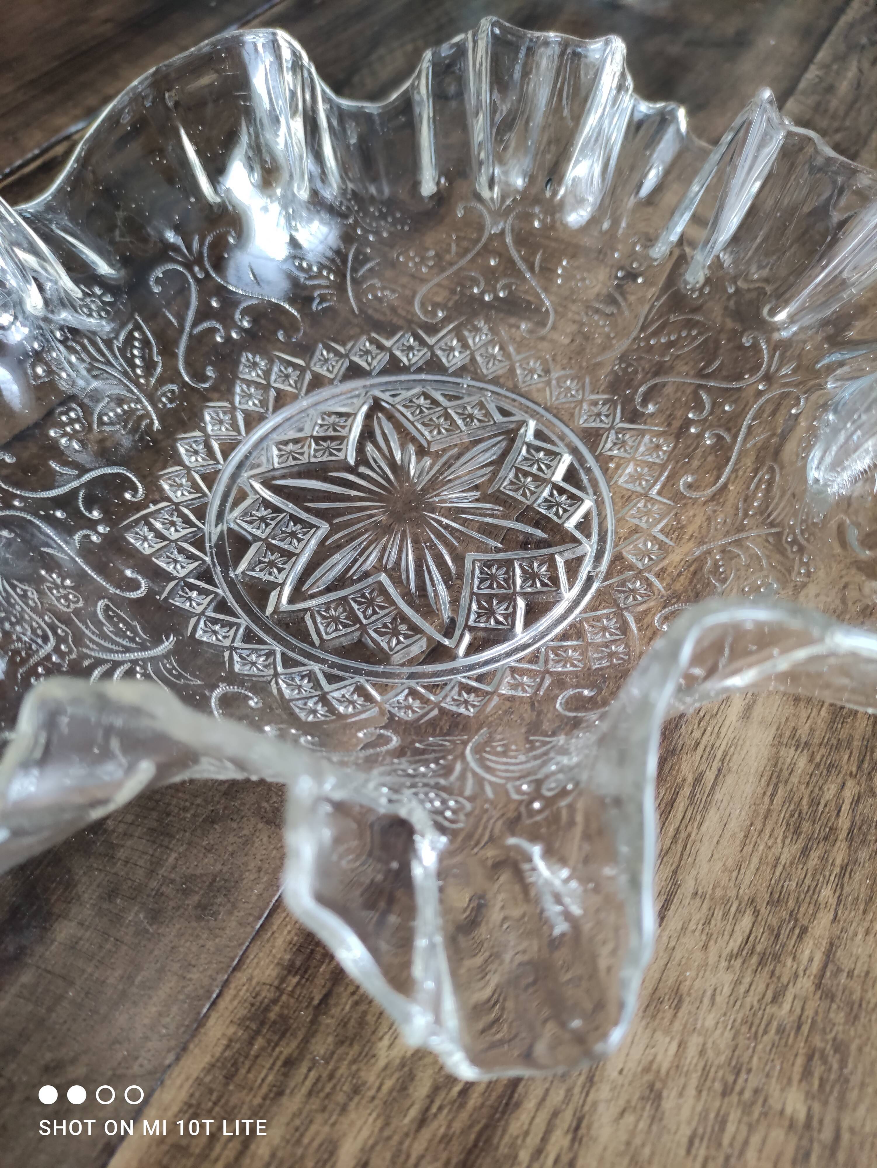 Cup, empty pockets in voluted molded glass decoration stars