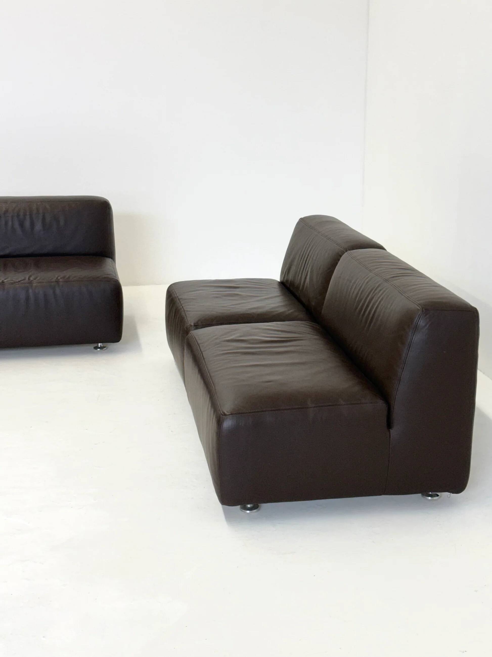 Ensemble de 3 canapés / fauteuils modulaires vintage de style spatial en cuir marron foncé.