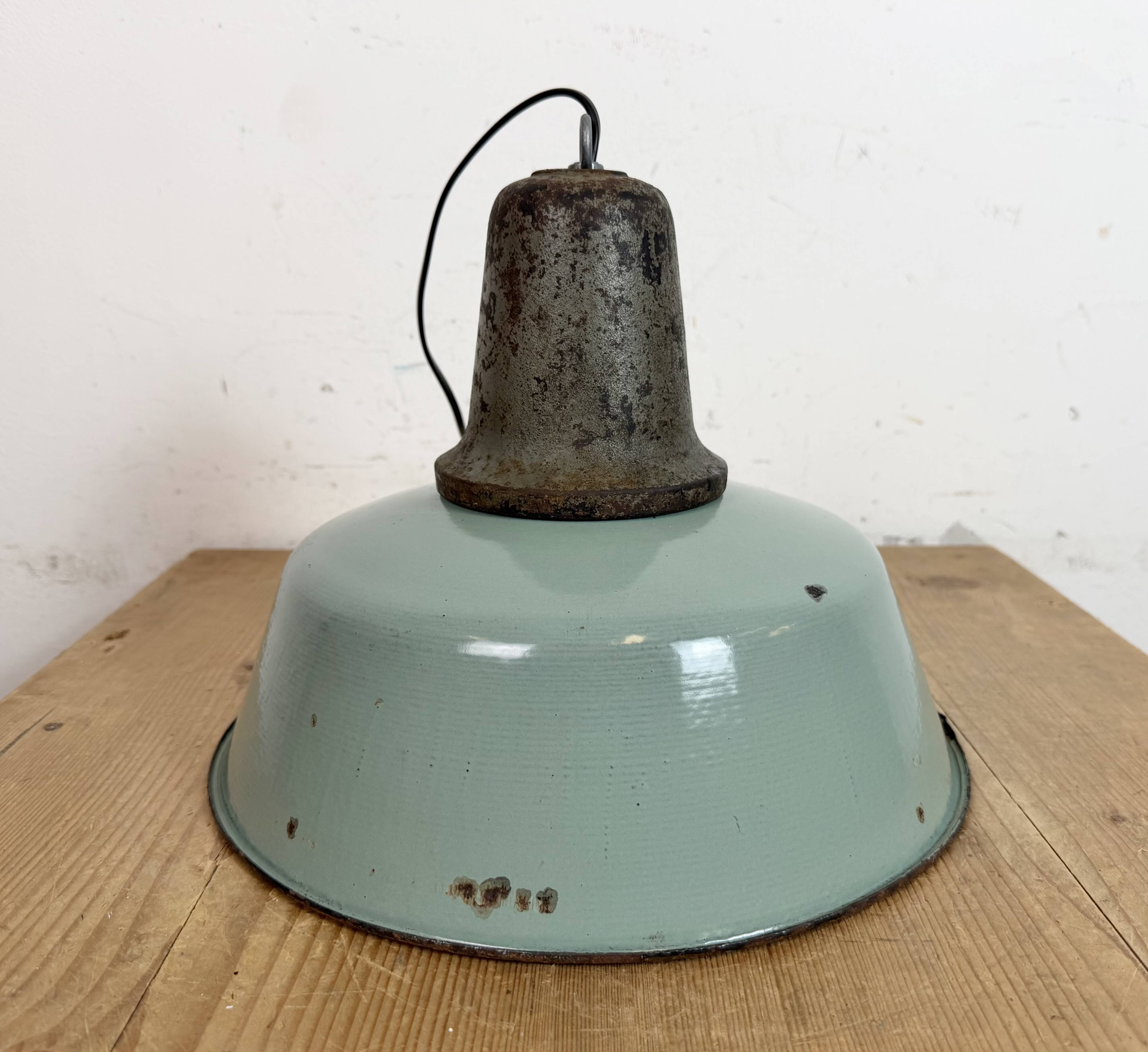 Lampe d'usine industrielle en émail à pétrole avec dessus en fonte, années 1960