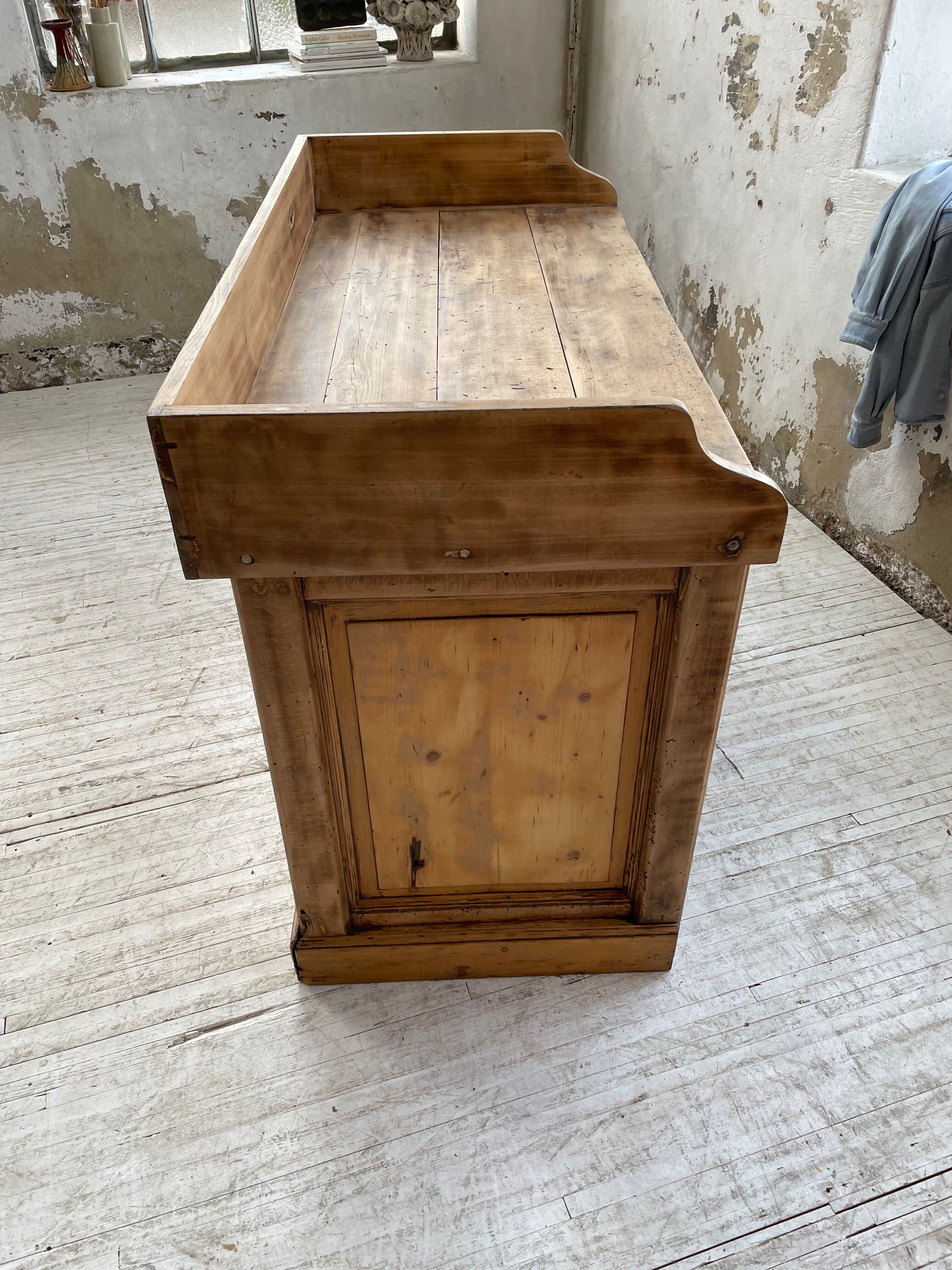 Trading counter central island pine