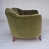 Canapé 2 places incurvé danois des années 1960, revêtement en velours vert, pieds en chêne.