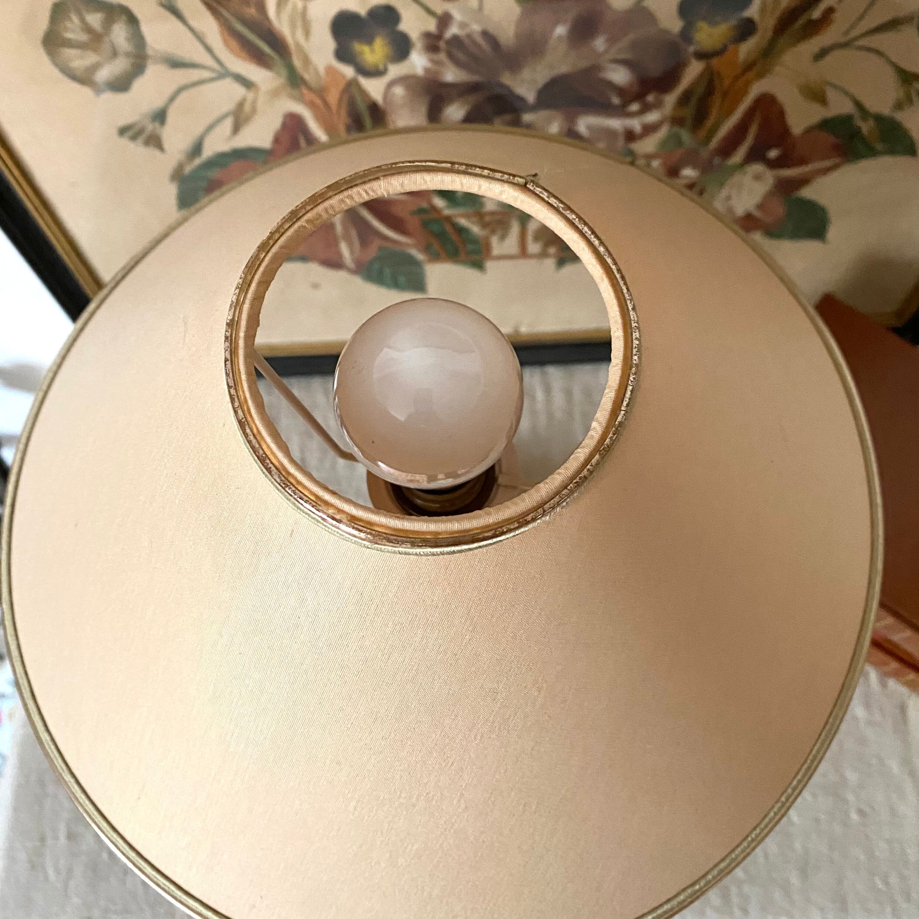 Antique living room lamp in bronze and ceramic