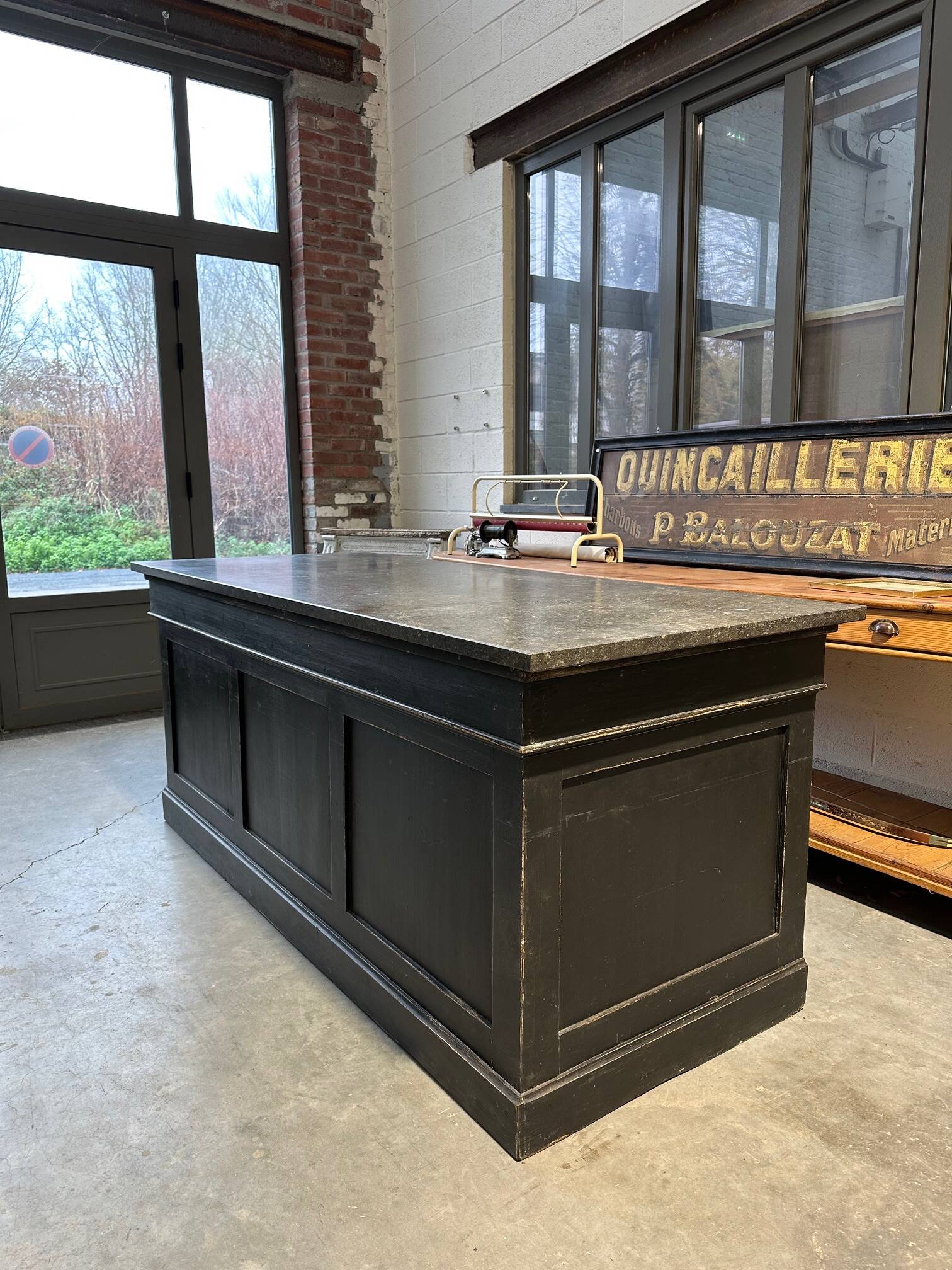 Ilot de magasin recouvert d’une pierre bleue