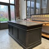 Ilot de magasin recouvert d’une pierre bleue