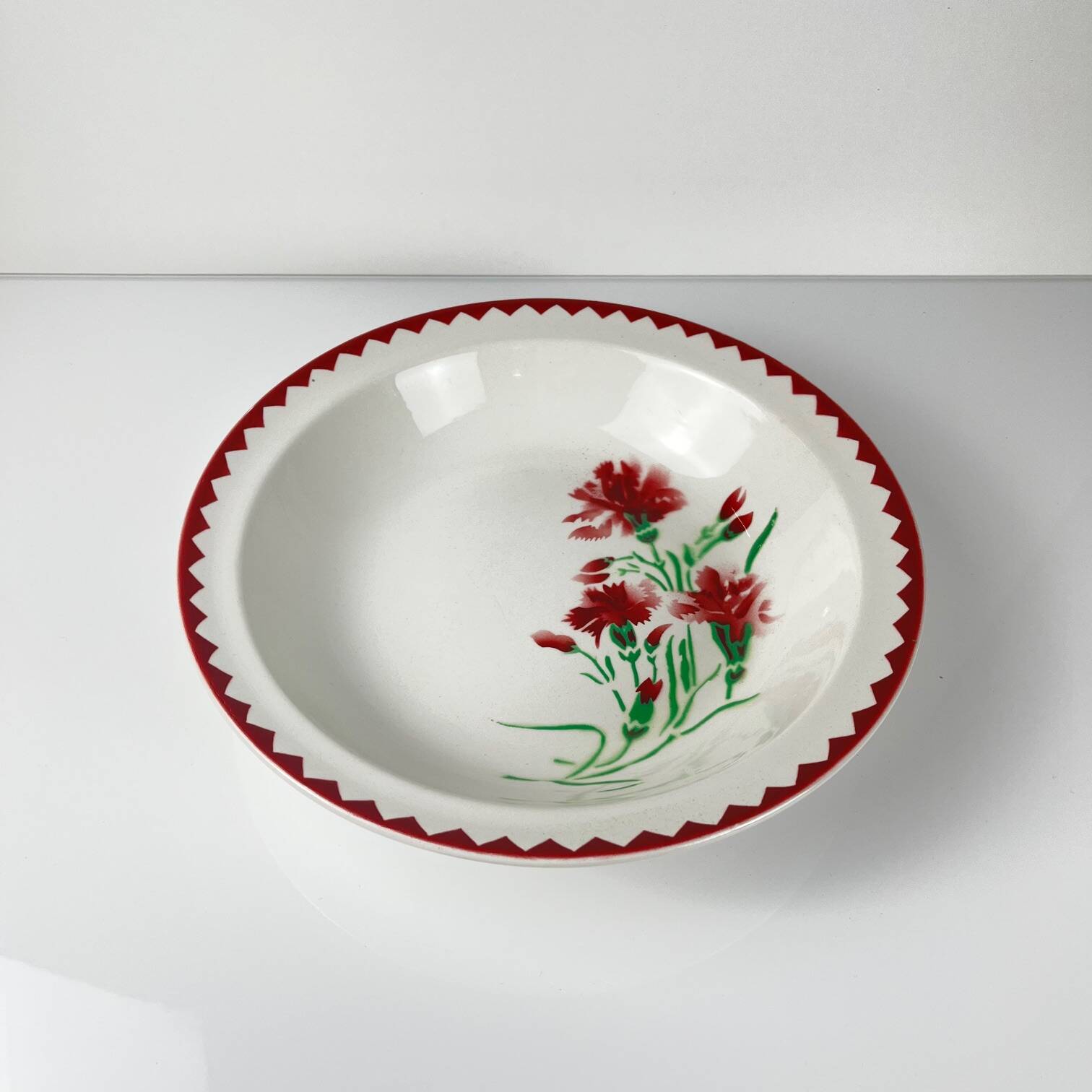 Large salad bowl with "Oeillet" rim, Sarreguemines, 1920-50