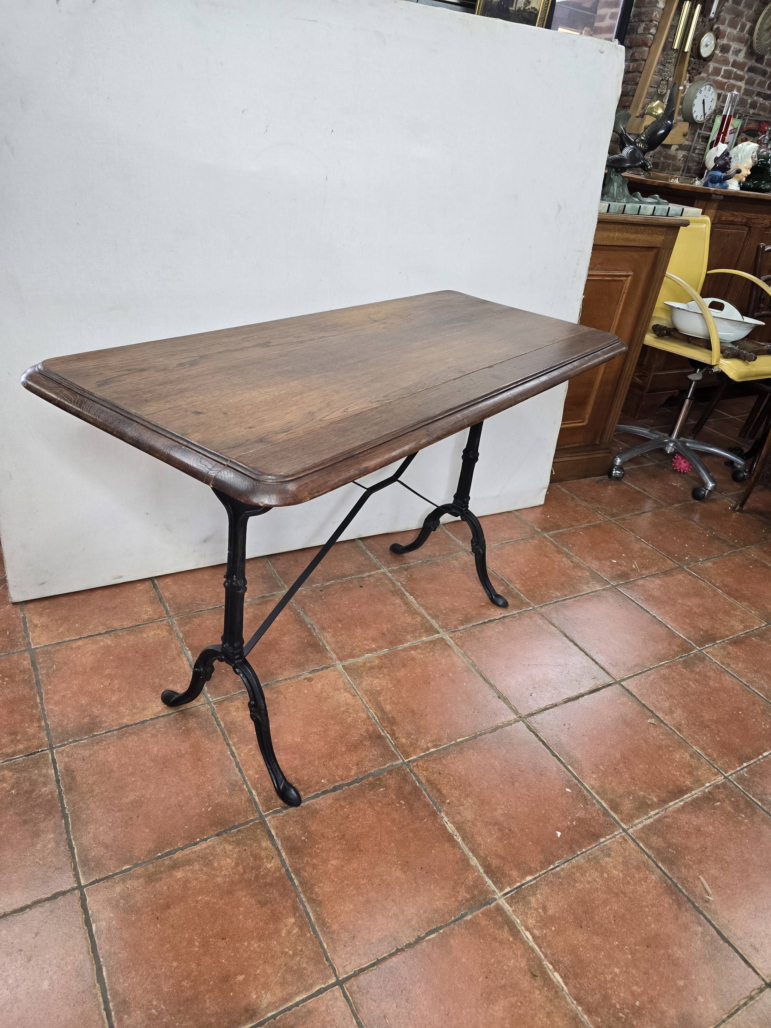 Old oak bistro table, 125cm long.