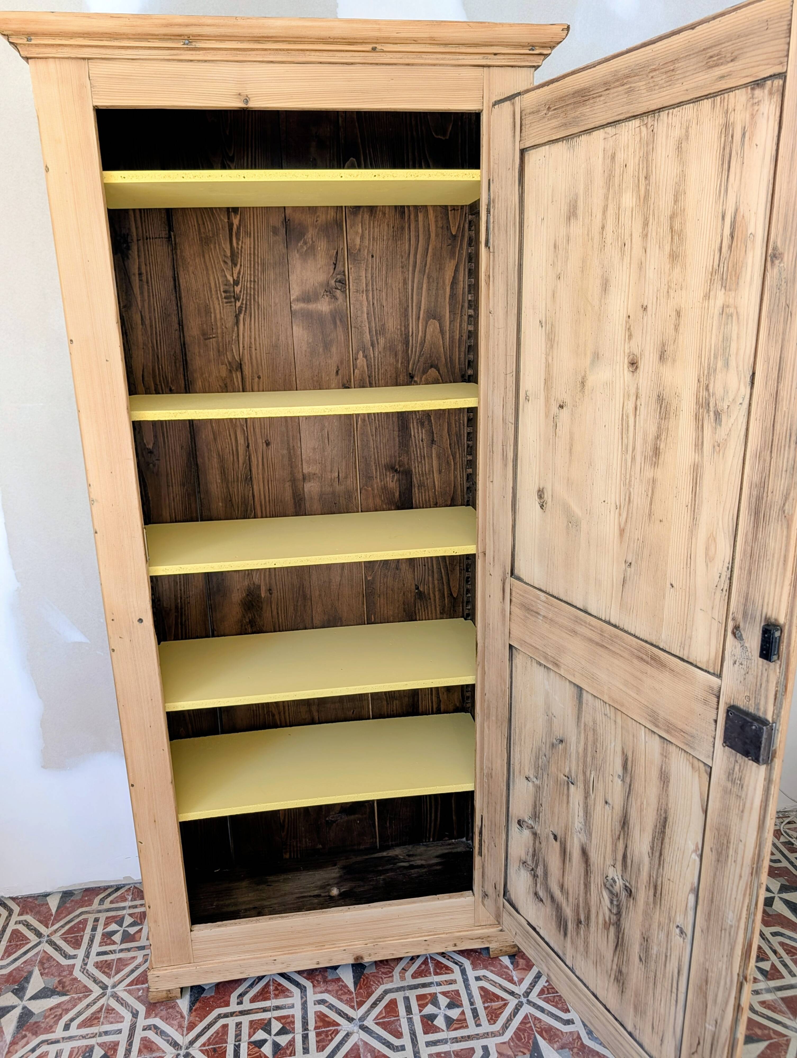 Bonnetière ancienne en pin décapé
