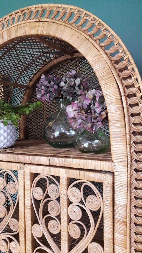 Shelf rattan peacock