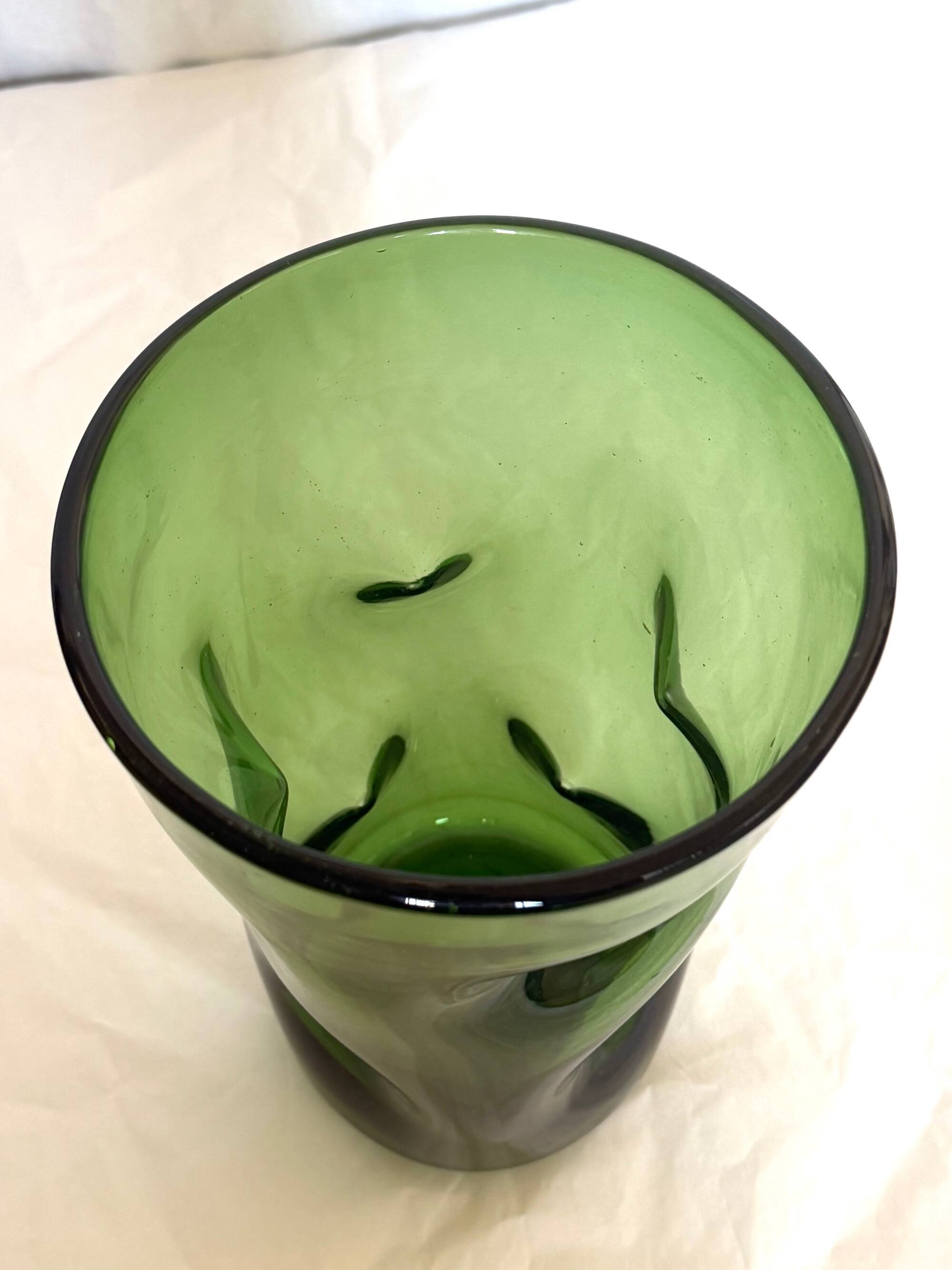 Vase cylindrique en verre soufflé à la main vert par Vetrerie Empolesi, Italie