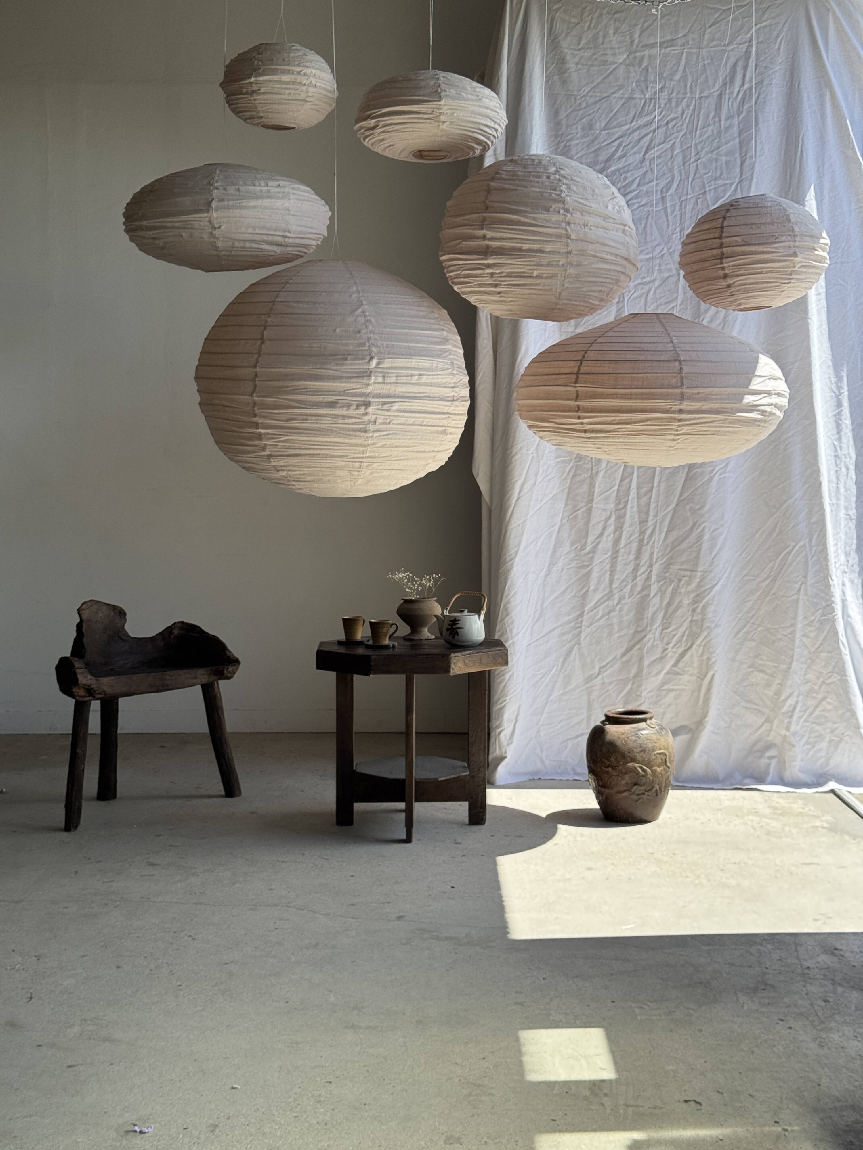 Grande suspension en rotin et lin naturel japonisante ovale aplatie rosée