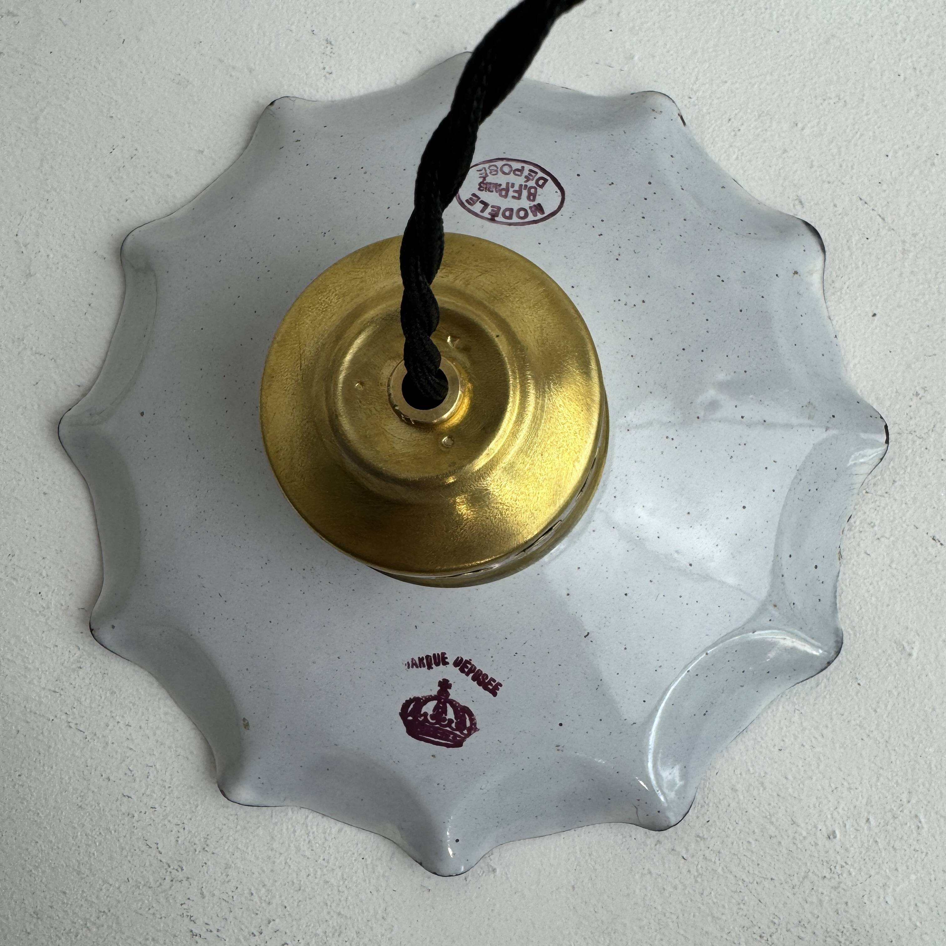 Paire d’anciennes petites suspensions emaillees