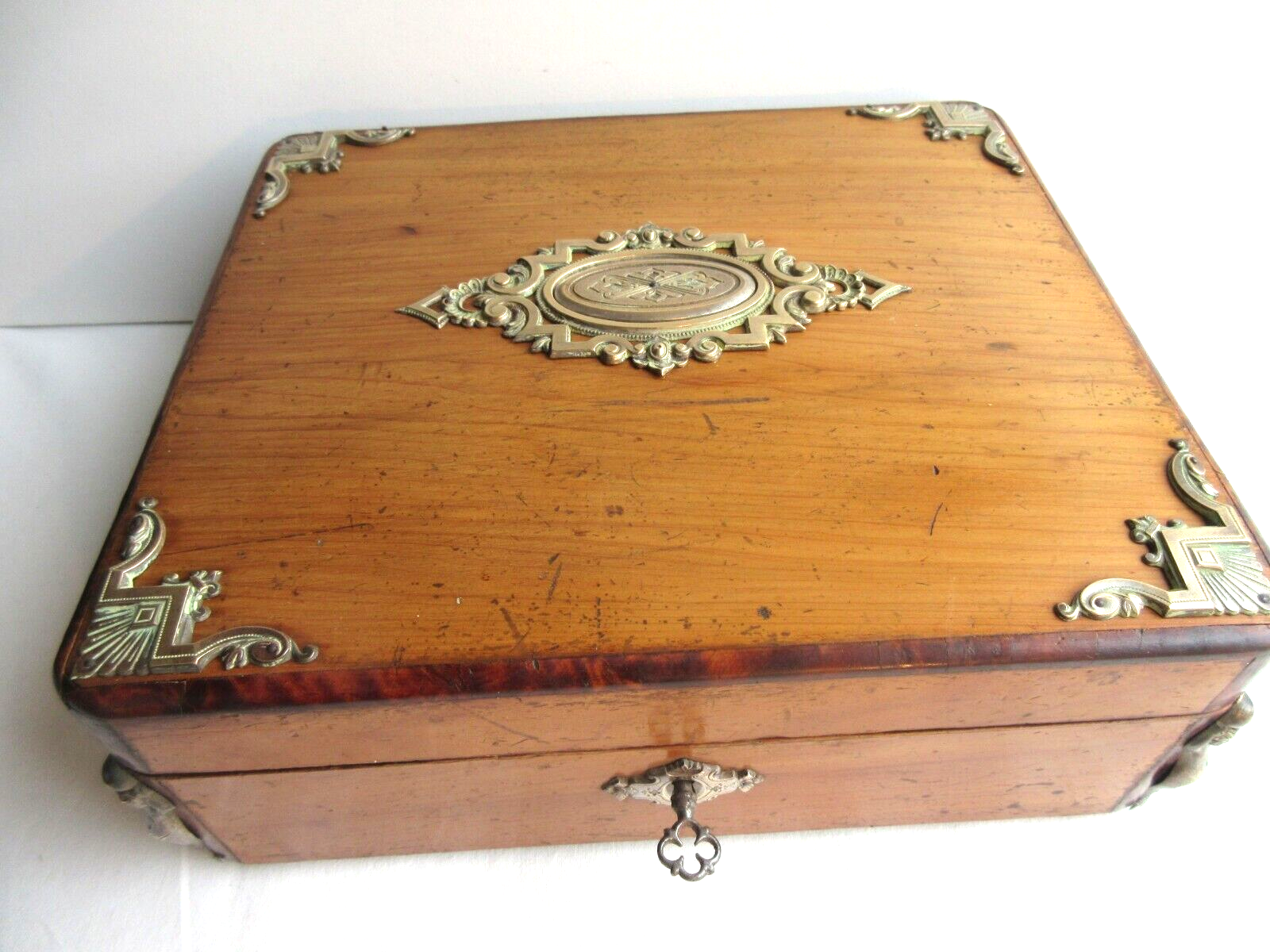 Box XIXth Napoleon III, jewel box or secrets, mahogany, padded blue silk, signed TAHAN