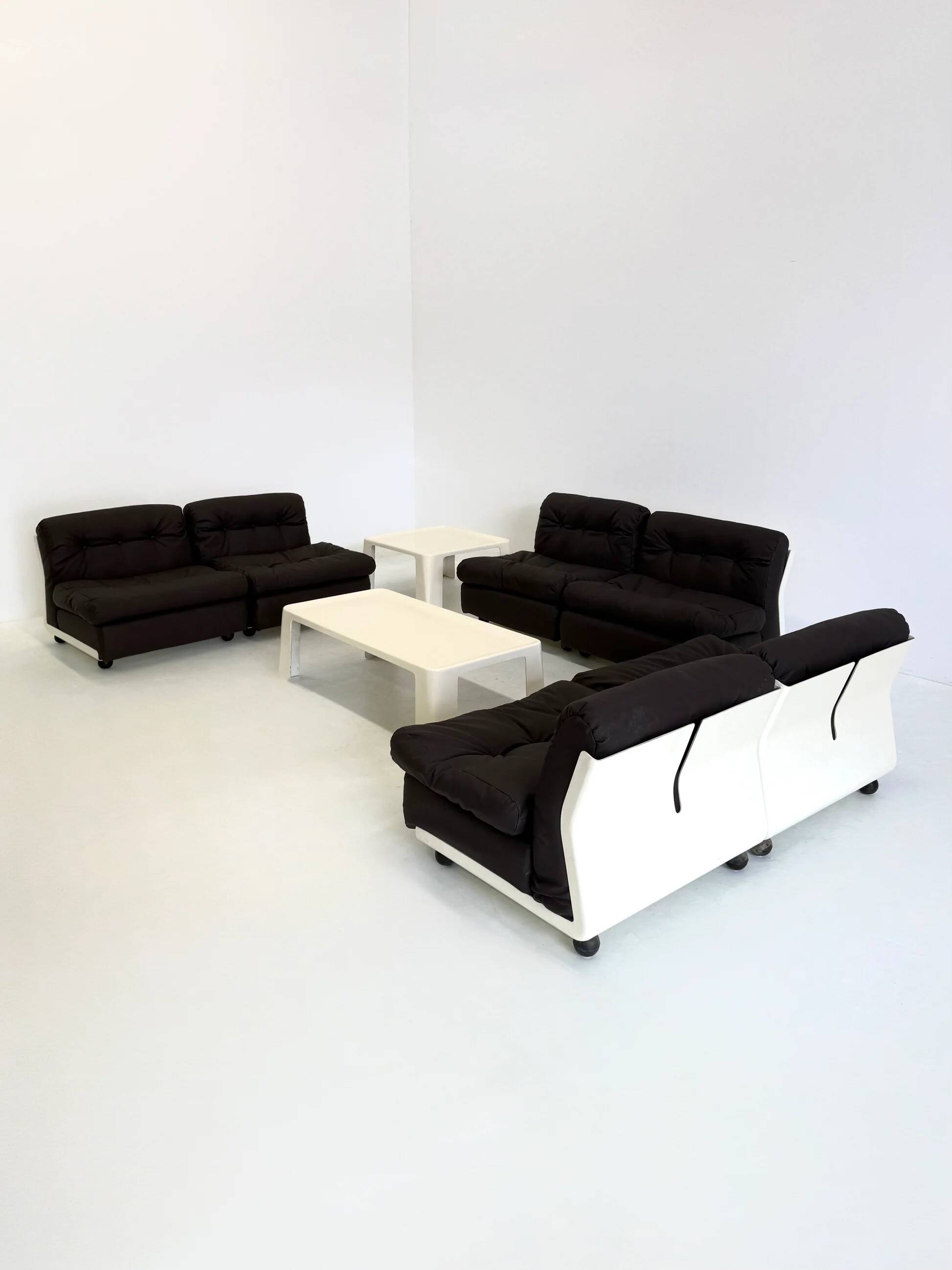 Amanta rectangular coffee table by Mario Bellini for C&B Italia in white