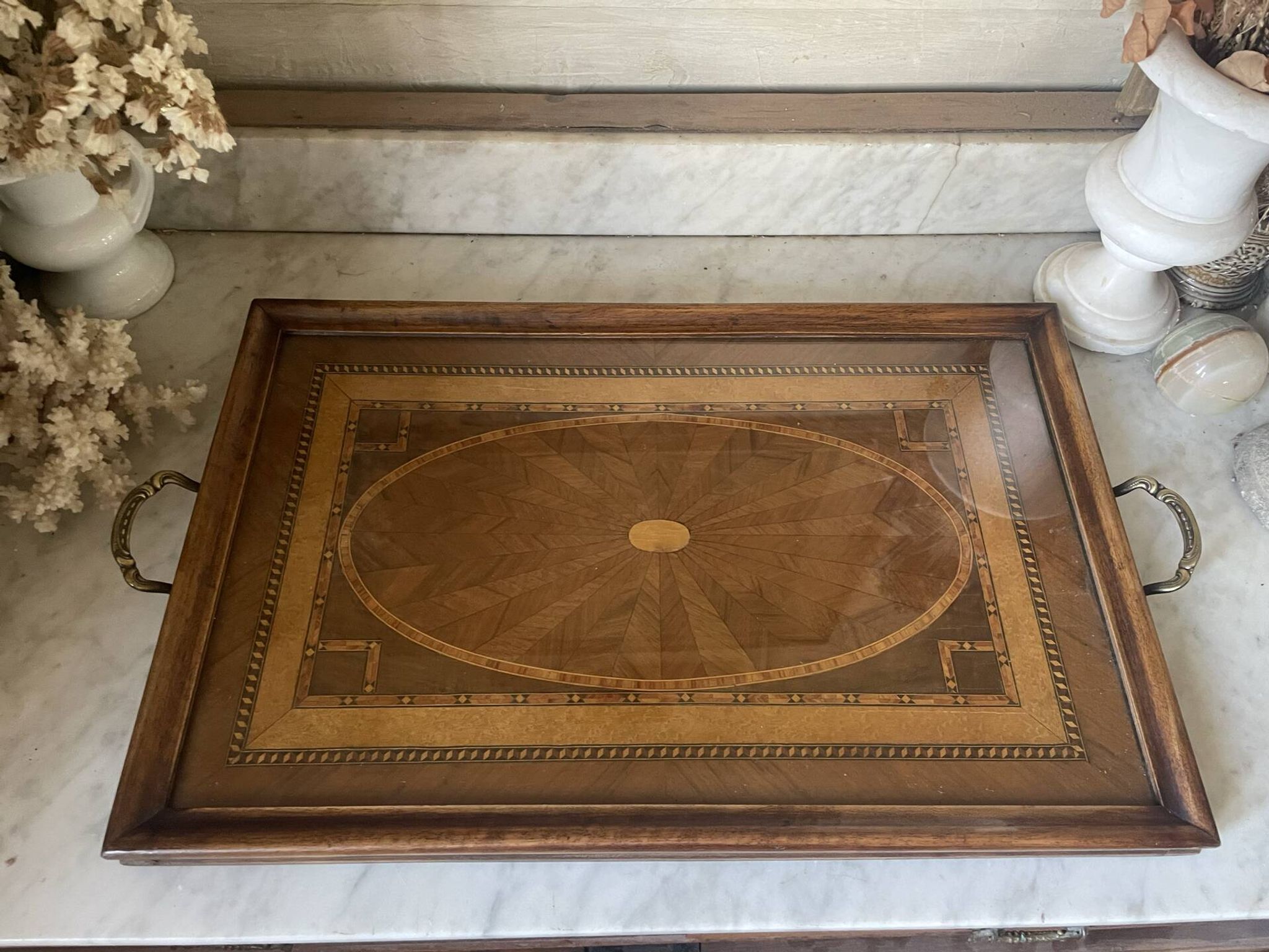 Grand plateau vintage,  marqueterie de bois sous verre
