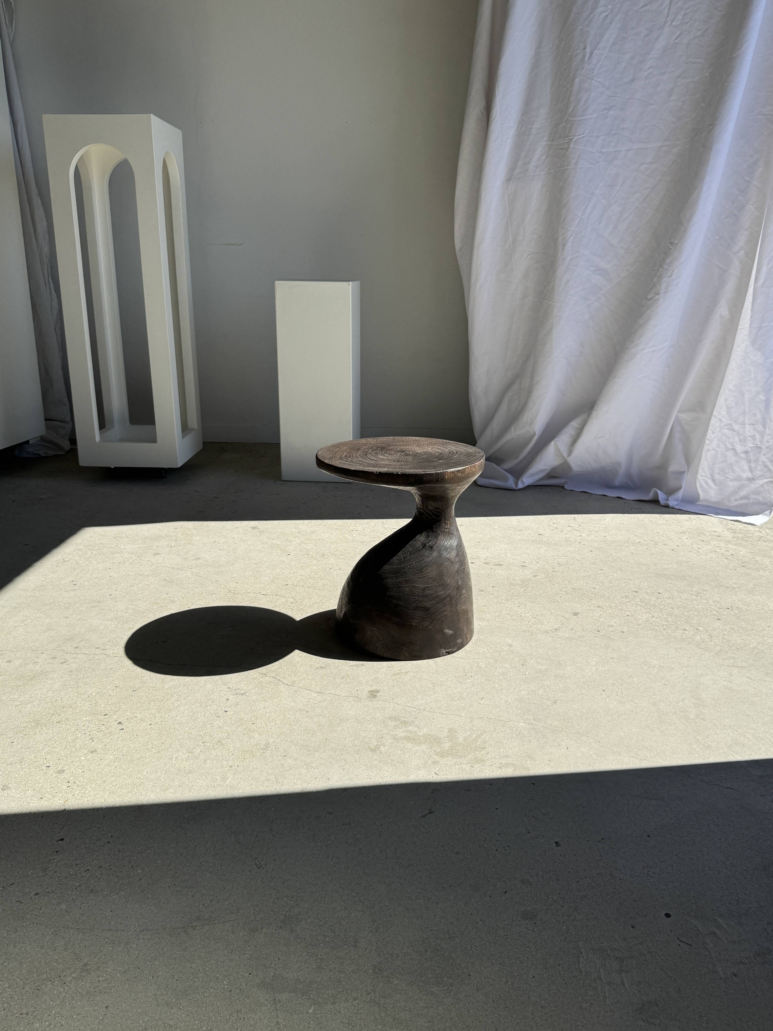 Sexy Neck - Solid wood (monoxyle) brown side table