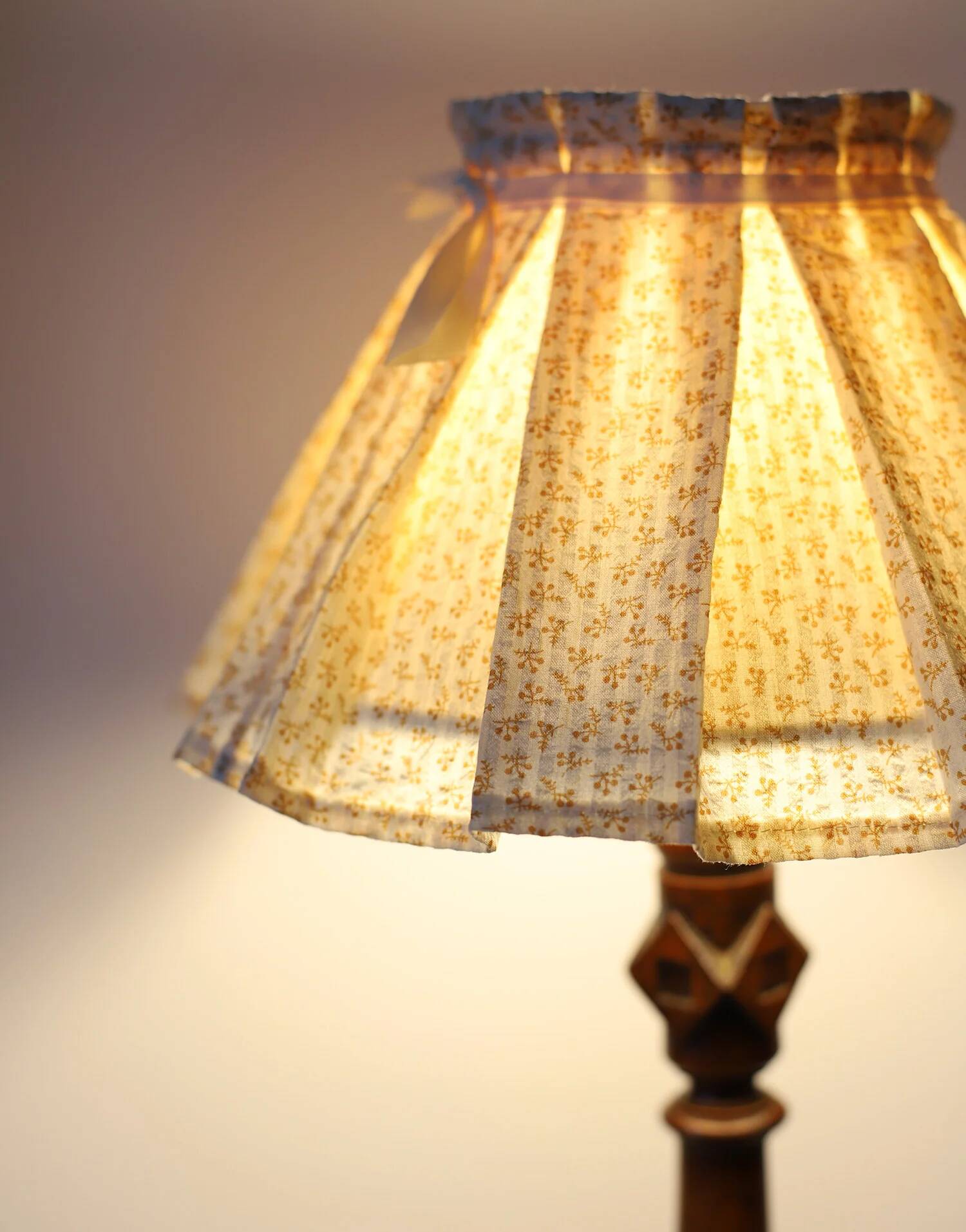 Lampe à poser, pied en bois sculpté et abat-jour plissé