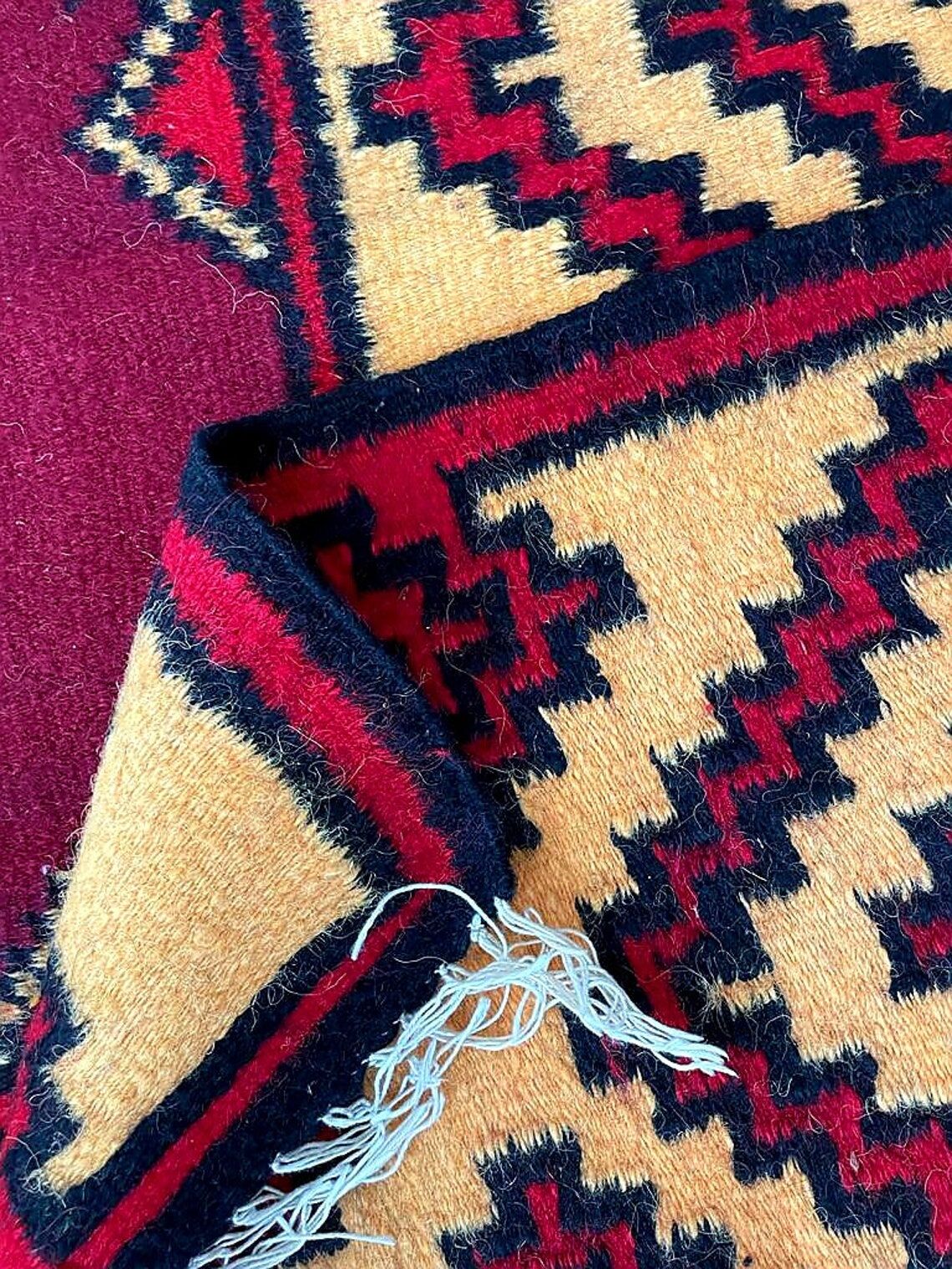 Tapis roumain tissé à la main en laine design géométrique marron et jaune 246x163cm