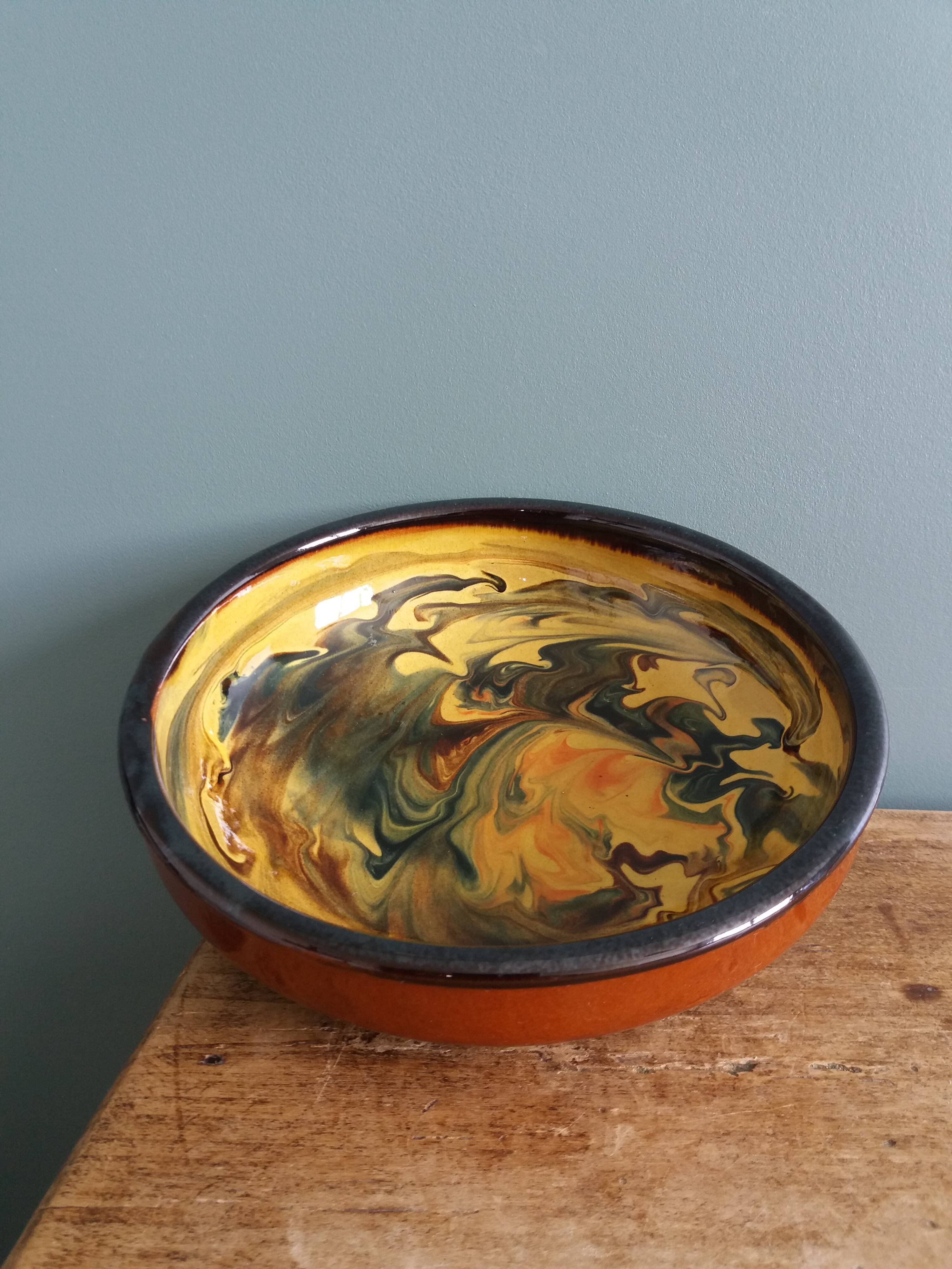 Terracotta bowl with marbled, jasper-like decoration