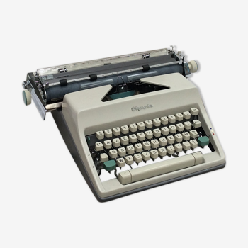 Machine à écrire Olympia vintage avec sa valise et le clé dimension : hauteur -15cm-L-43cm-Pr-33cm-
