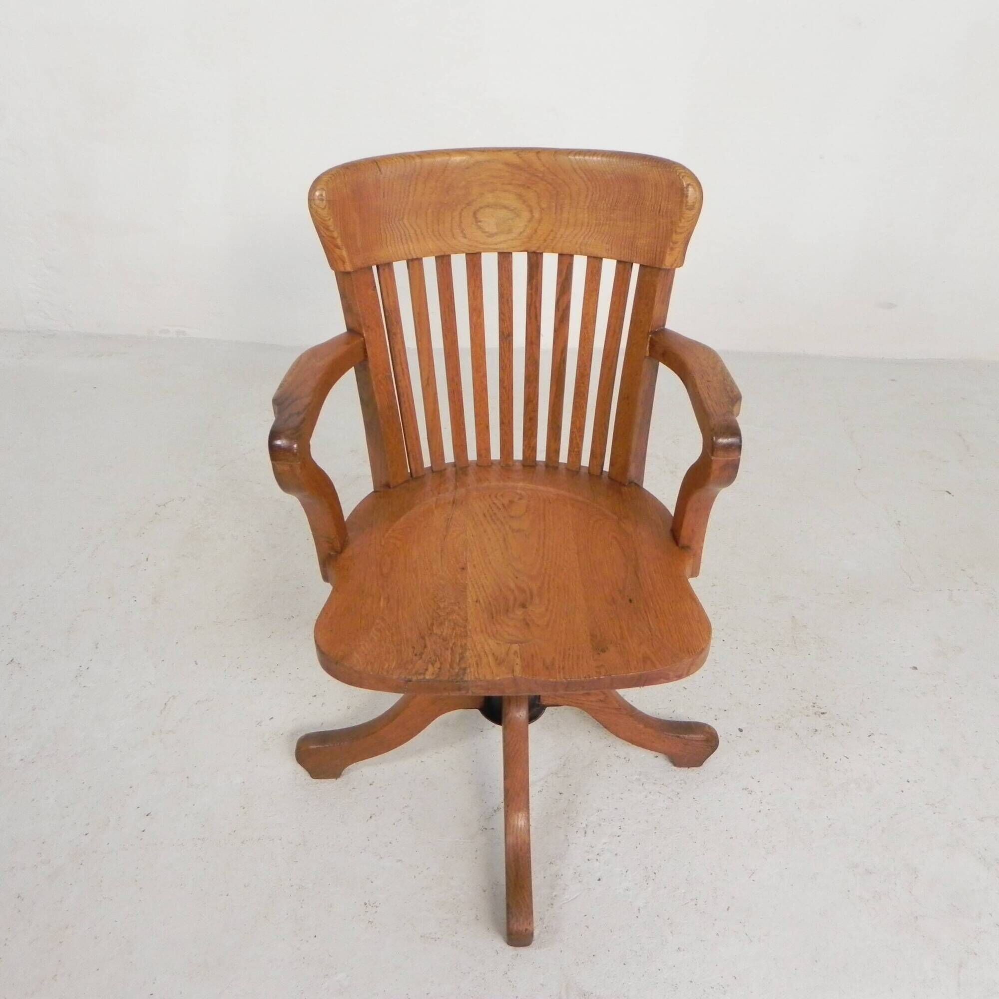 Oak office chair with adjustable spring system and height adjustment, 1950s.