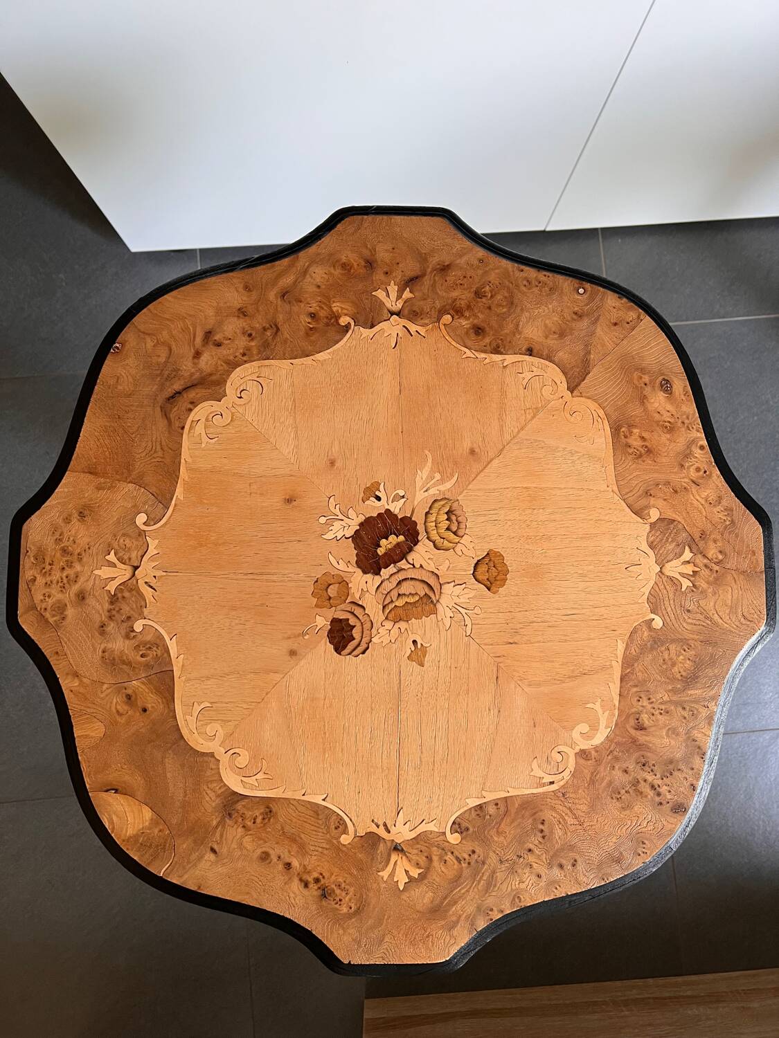 Guéridon ancien rénové avec marqueterie fleur