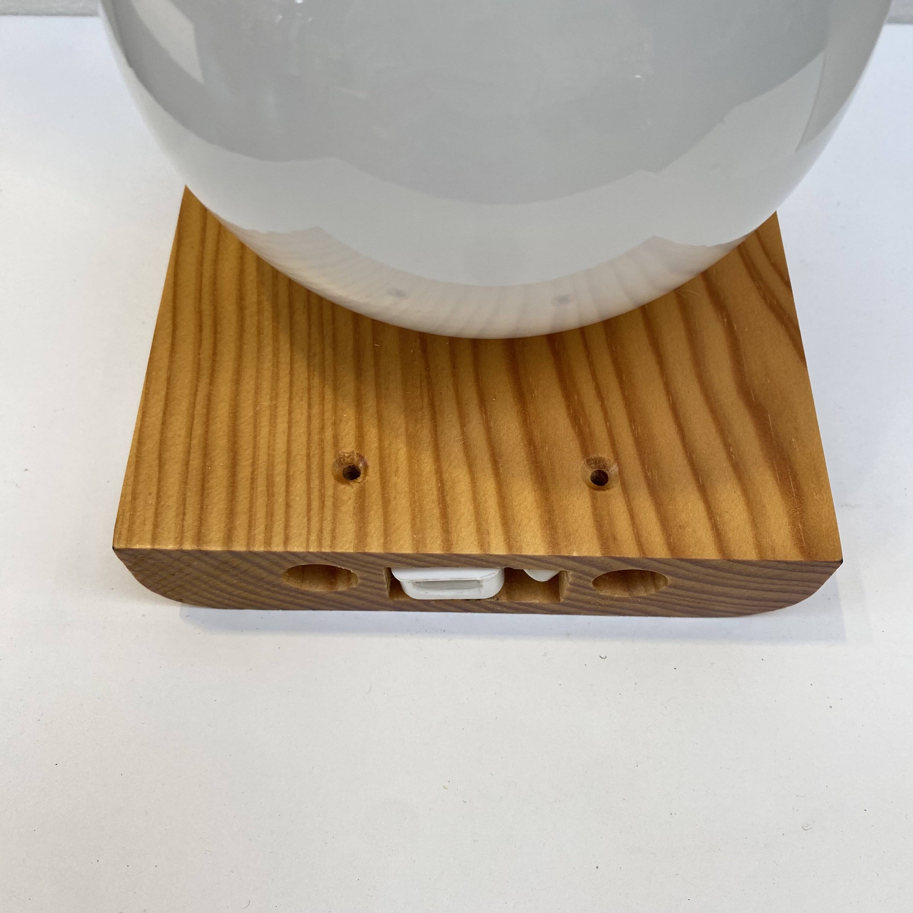 Modernist wall lamp in pine and opaline