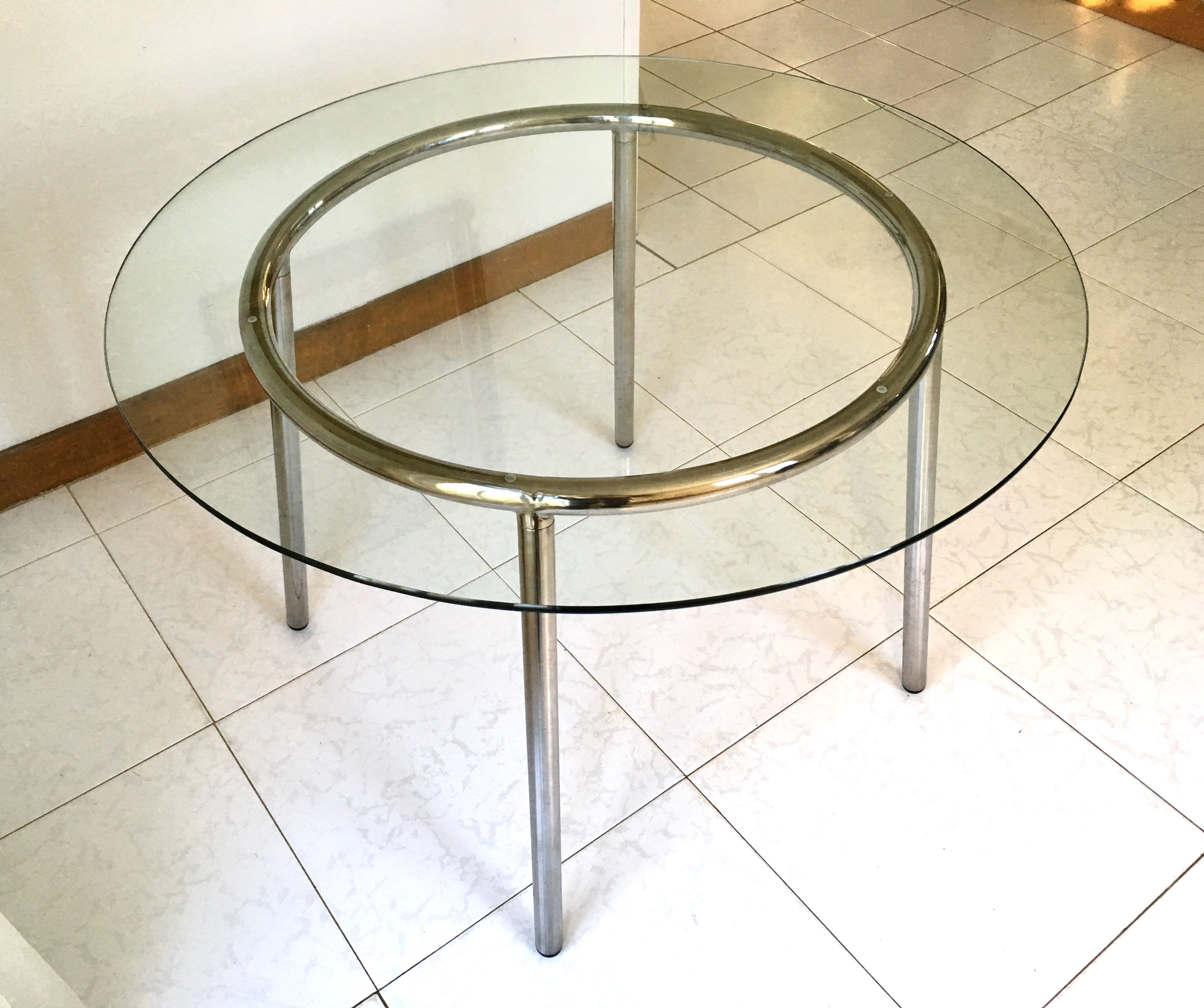 Table ronde design 1970 en verre et métal