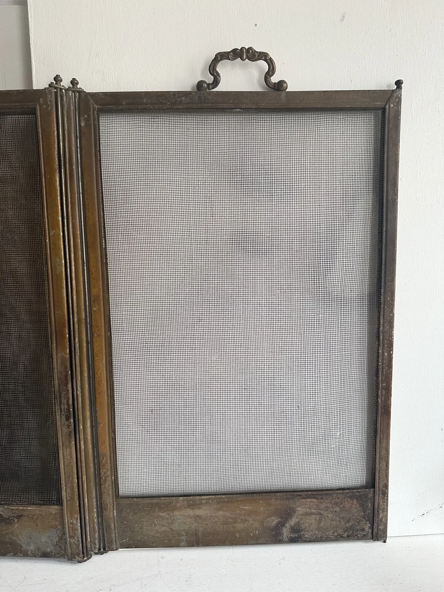 Antique brass and iron mesh spark guard with 4 panels – Early 20th century