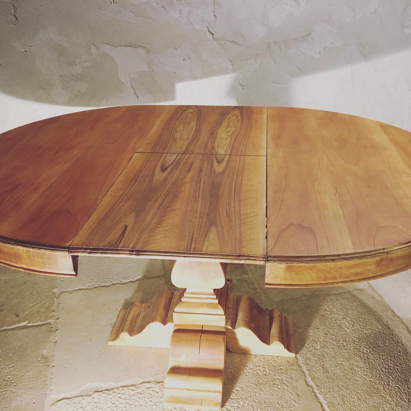 Round table with solid wood central leg entirely restored