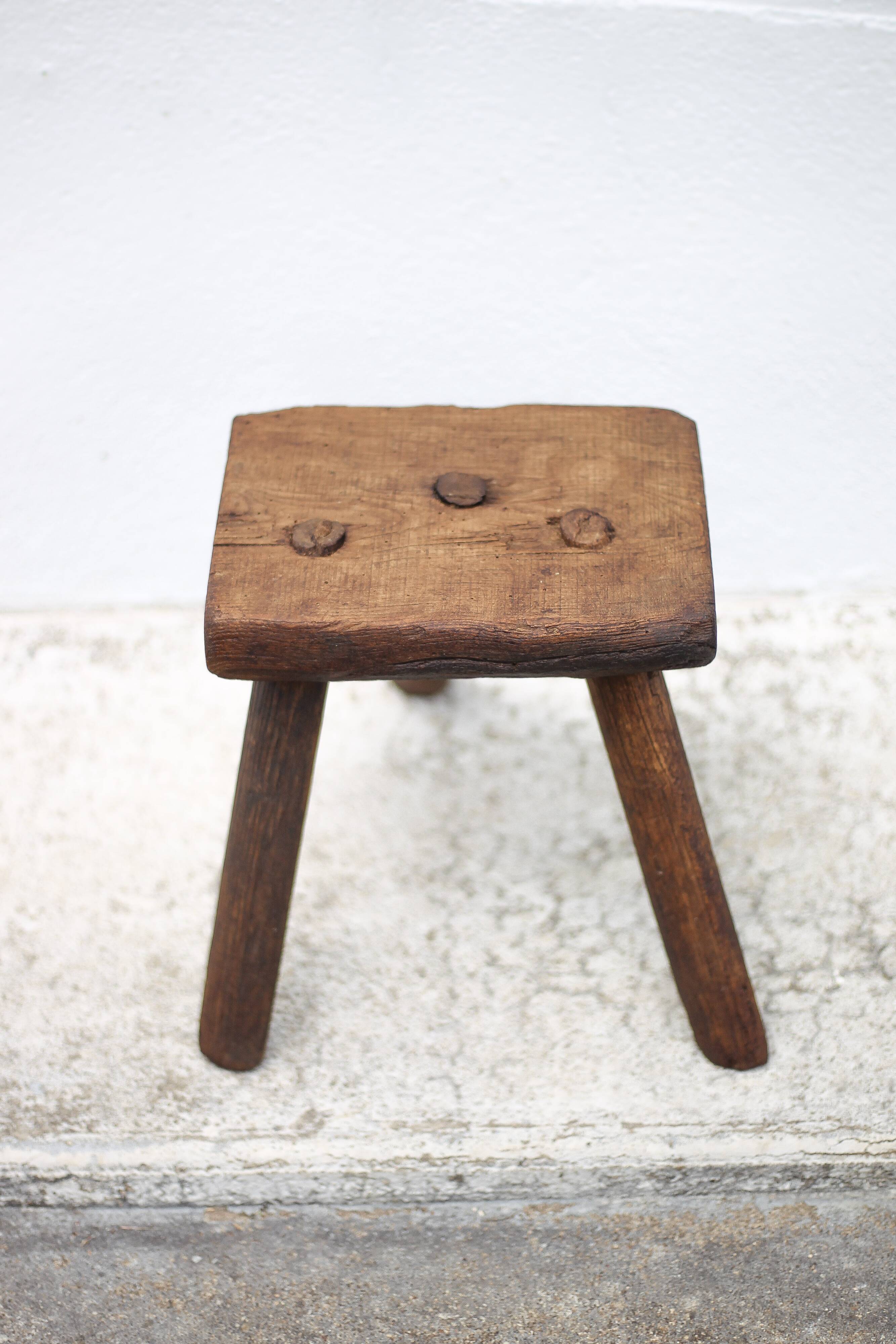 Tabouret bois tripode, tabouret de traite, porte-plante bois
