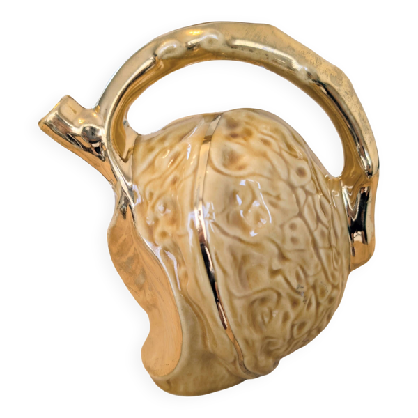 Pichet ancien en barbotine en forme de noix dorée