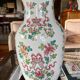 Vase chinois sur socle en bois