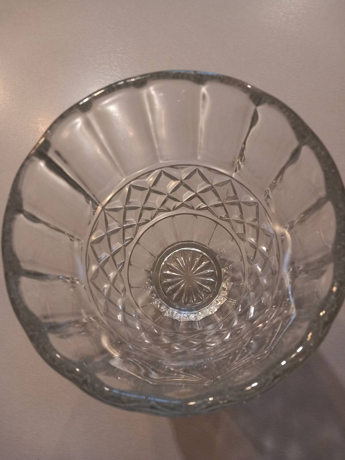 Vase en verre ciselé transparent