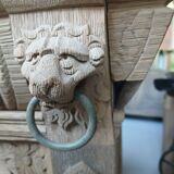 Meuble ancien richement décoré