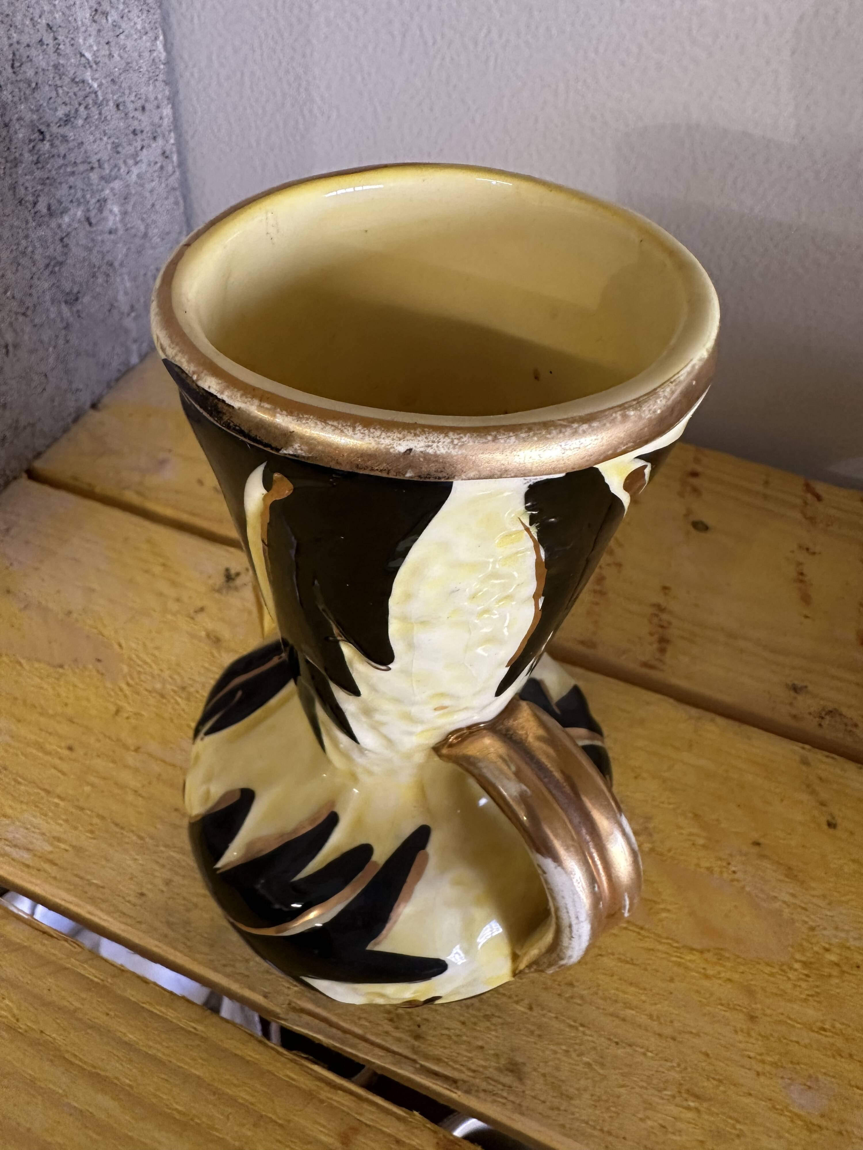 Vase en céramique jaune et noire à décor de feuilles, Vallauris signé JTF numéroté 519