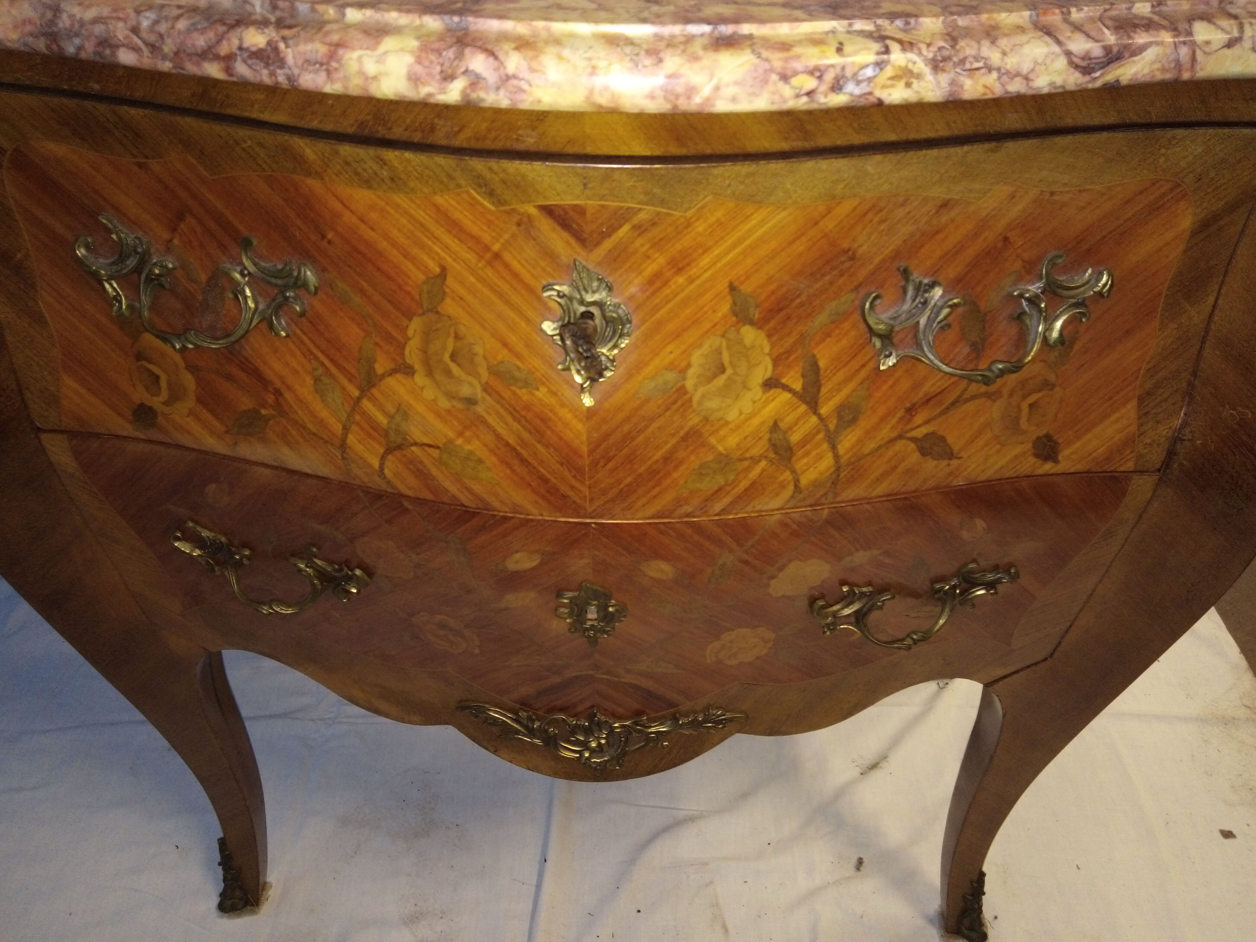 Comfortable curved Louis XVI style rosewood marquetry