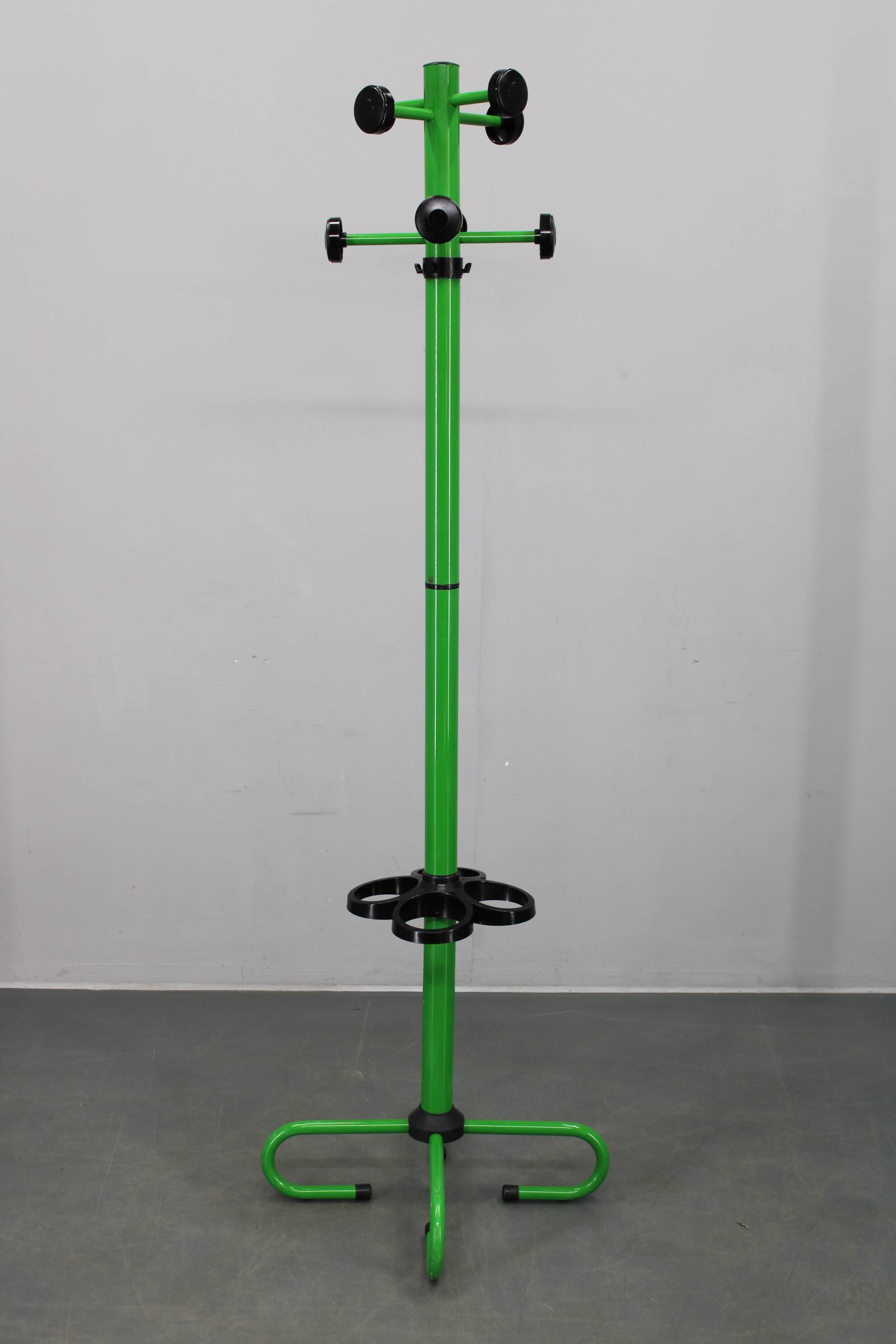 Porte-manteau italien en métal laqué des années 1970 avec porte-parapluie