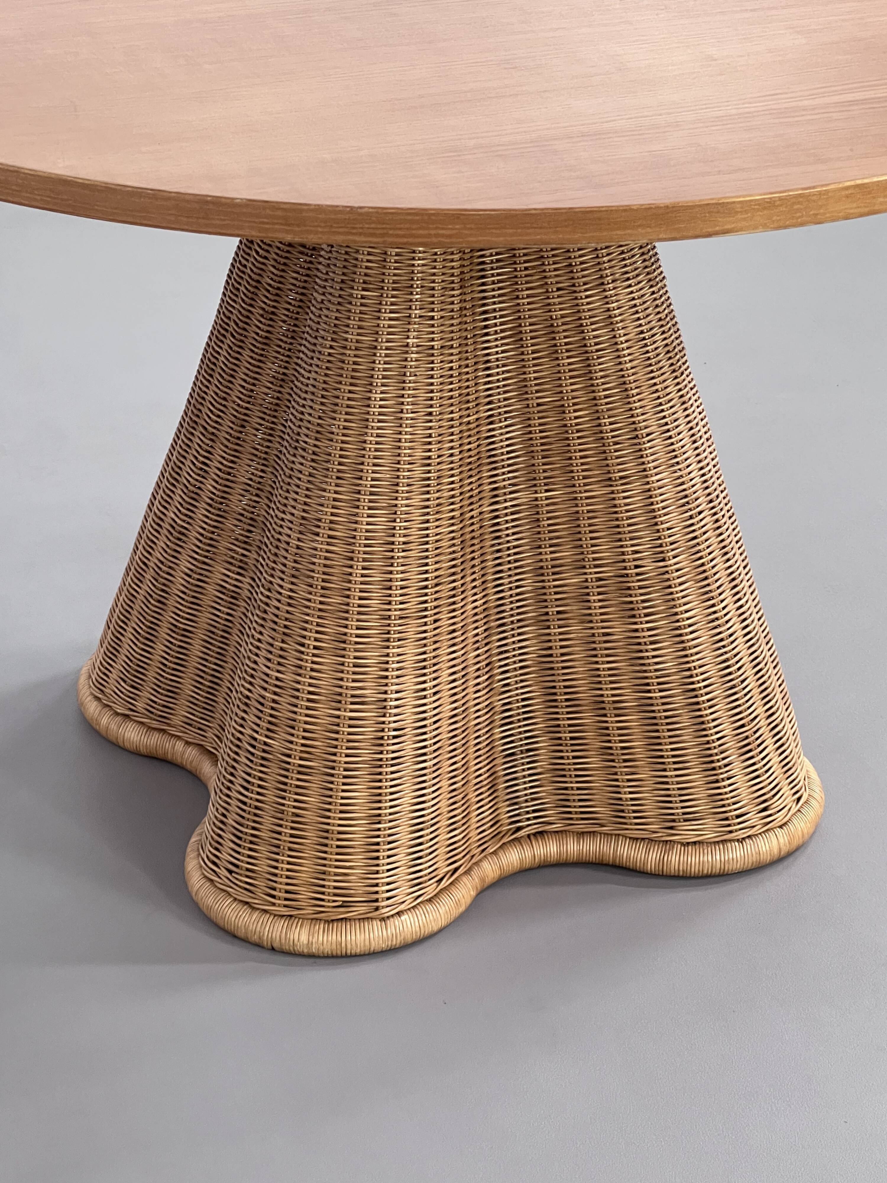 Italian design round table in wood and rattan