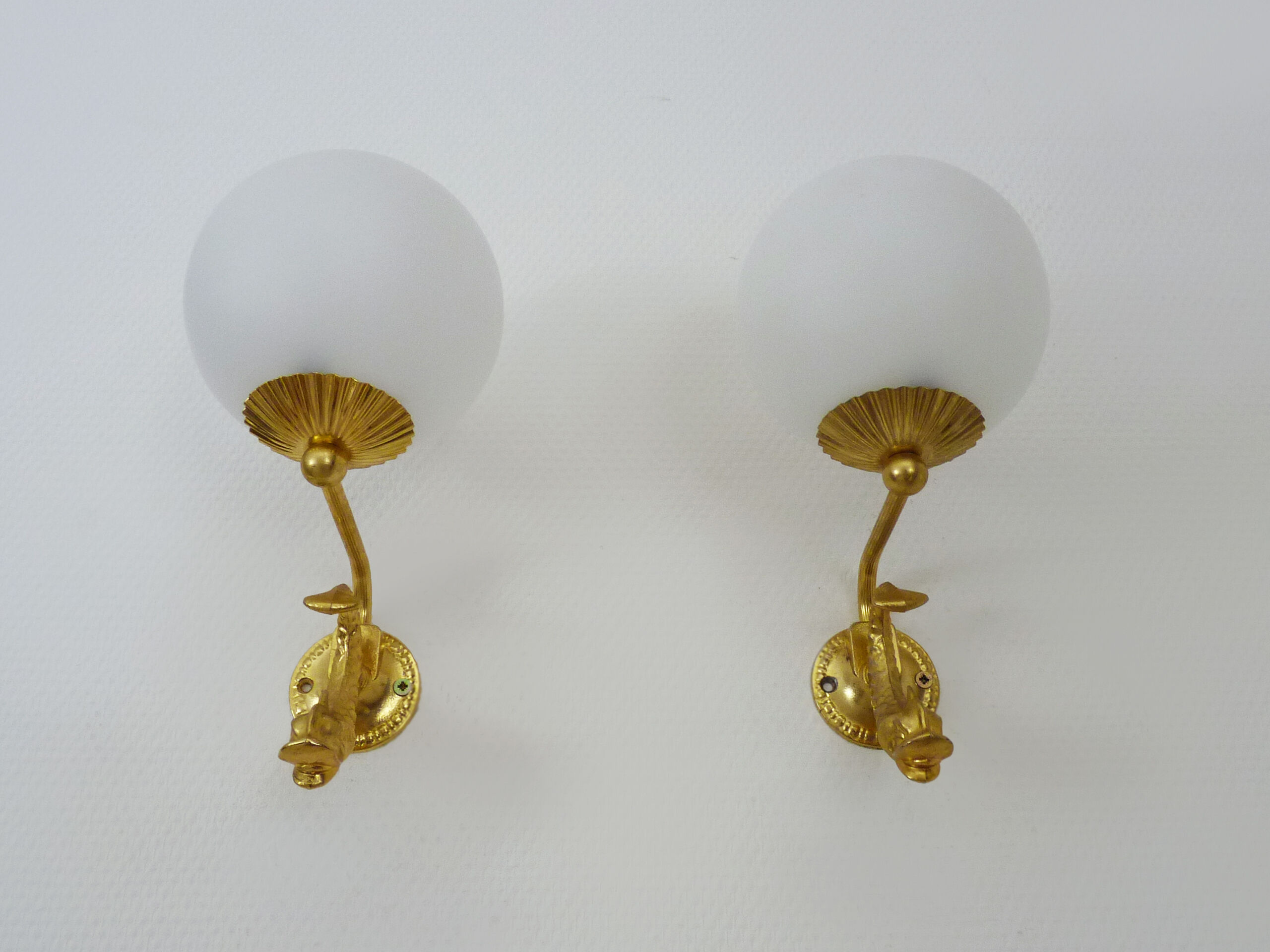 Old pair of wall sconces with carp, brass and globe in white opaline. Year 60